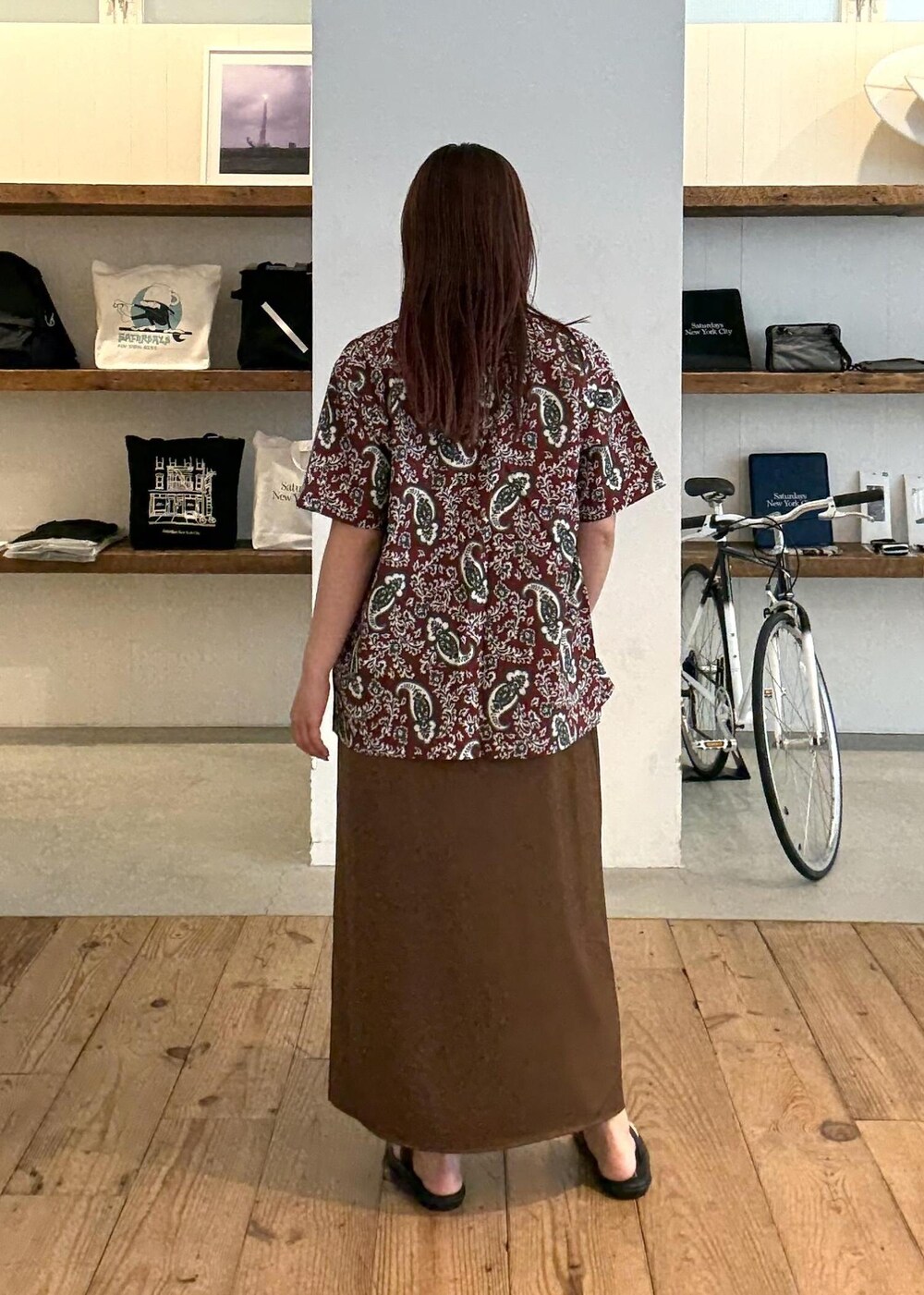 レッド系のシャツ/ブラウスを着用したレディースの夏コーディネートの4枚目の写真