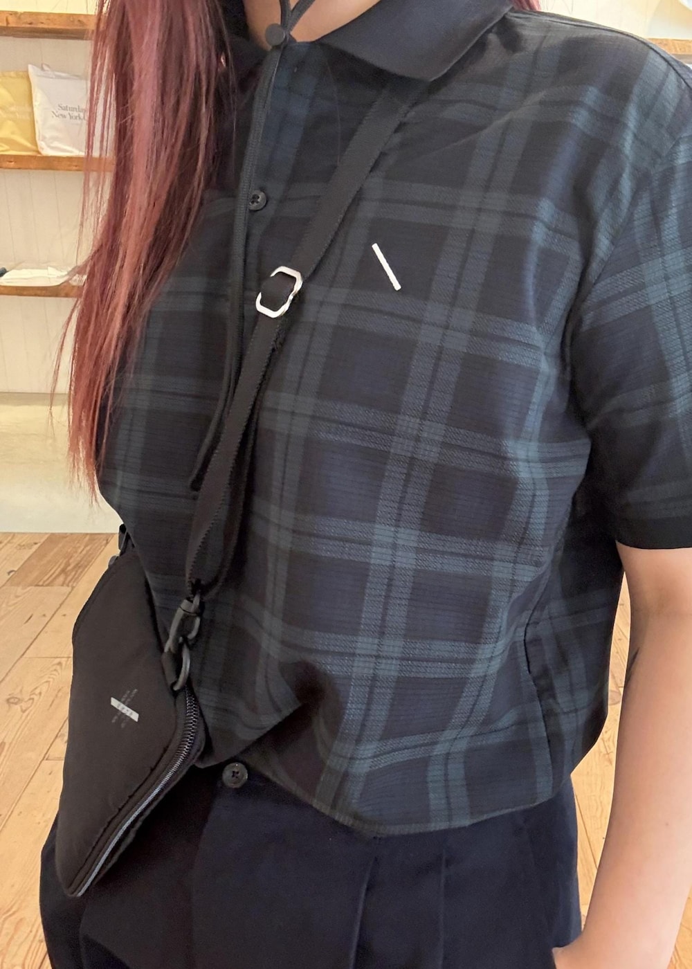 ブルー系のその他パンツを着用したレディースの春コーディネートの6枚目の写真