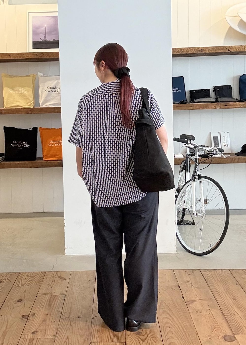 ブラック系のトートバッグを着用したレディースの春コーディネートの5枚目の写真