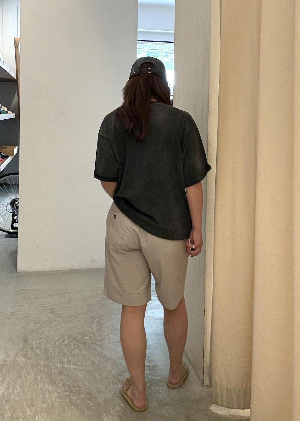 グレー系のその他パンツ、ブラック系のTシャツ/カットソーを着用したレディースの夏コーディネートの4枚目の写真