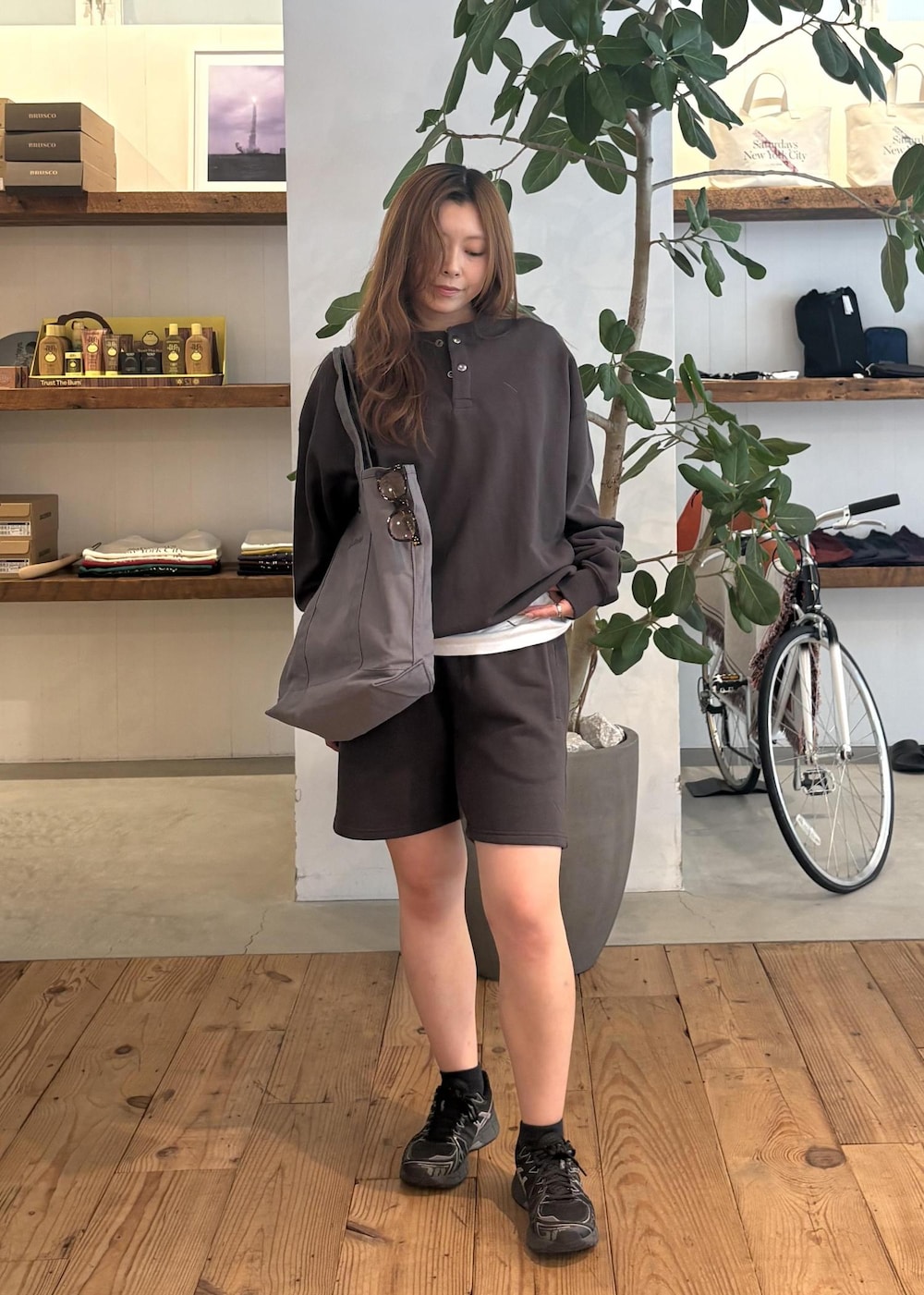 ホワイト系のTシャツ/カットソー、グレー系のトートバッグ、ブラック系のその他パンツを着用したレディースの秋コーディネートの2枚目の写真