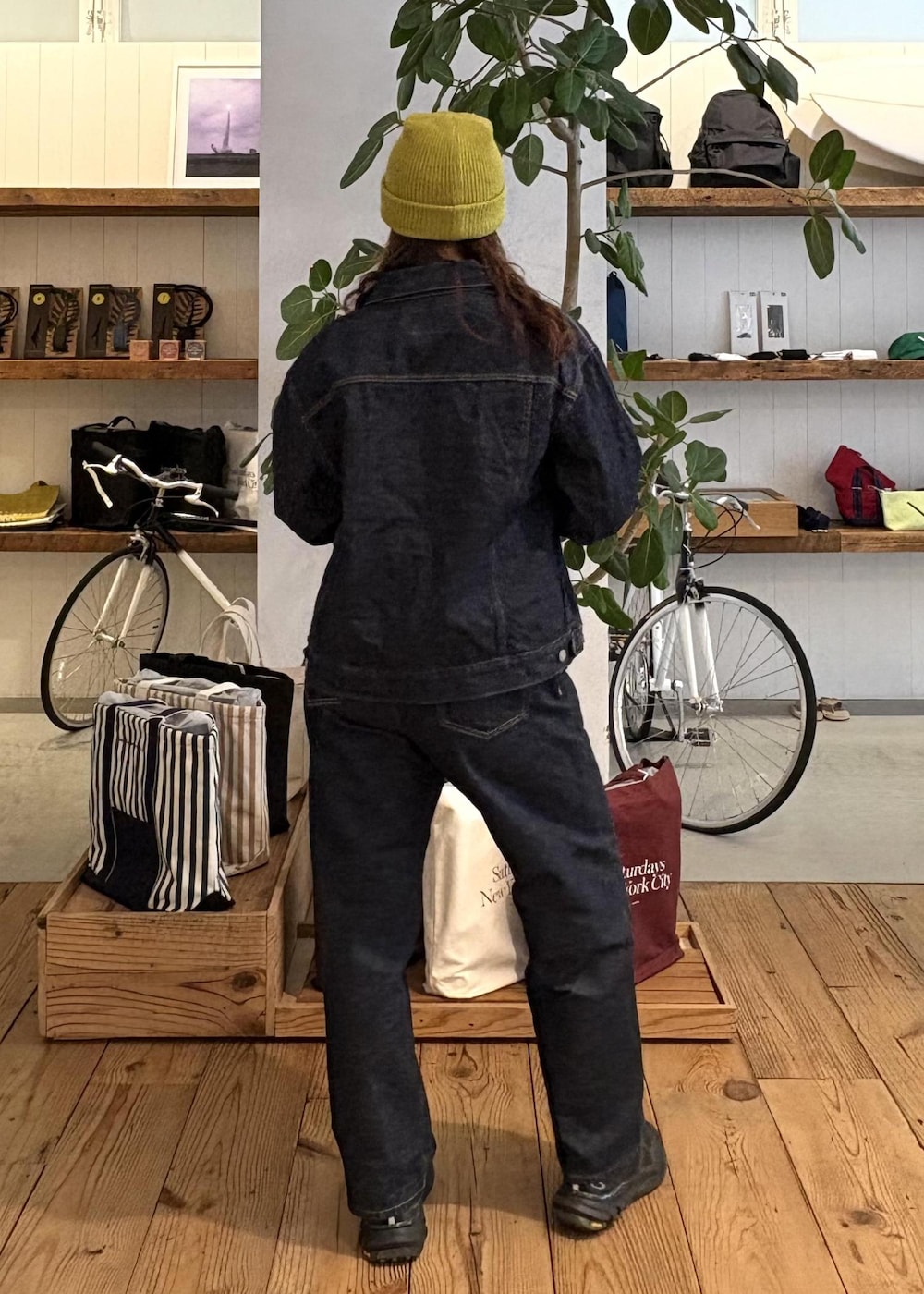 ブルー系のデニムジャケット、ブルー系のデニムパンツ、グレー系のTシャツ/カットソーを着用したレディースの冬コーディネートの5枚目の写真