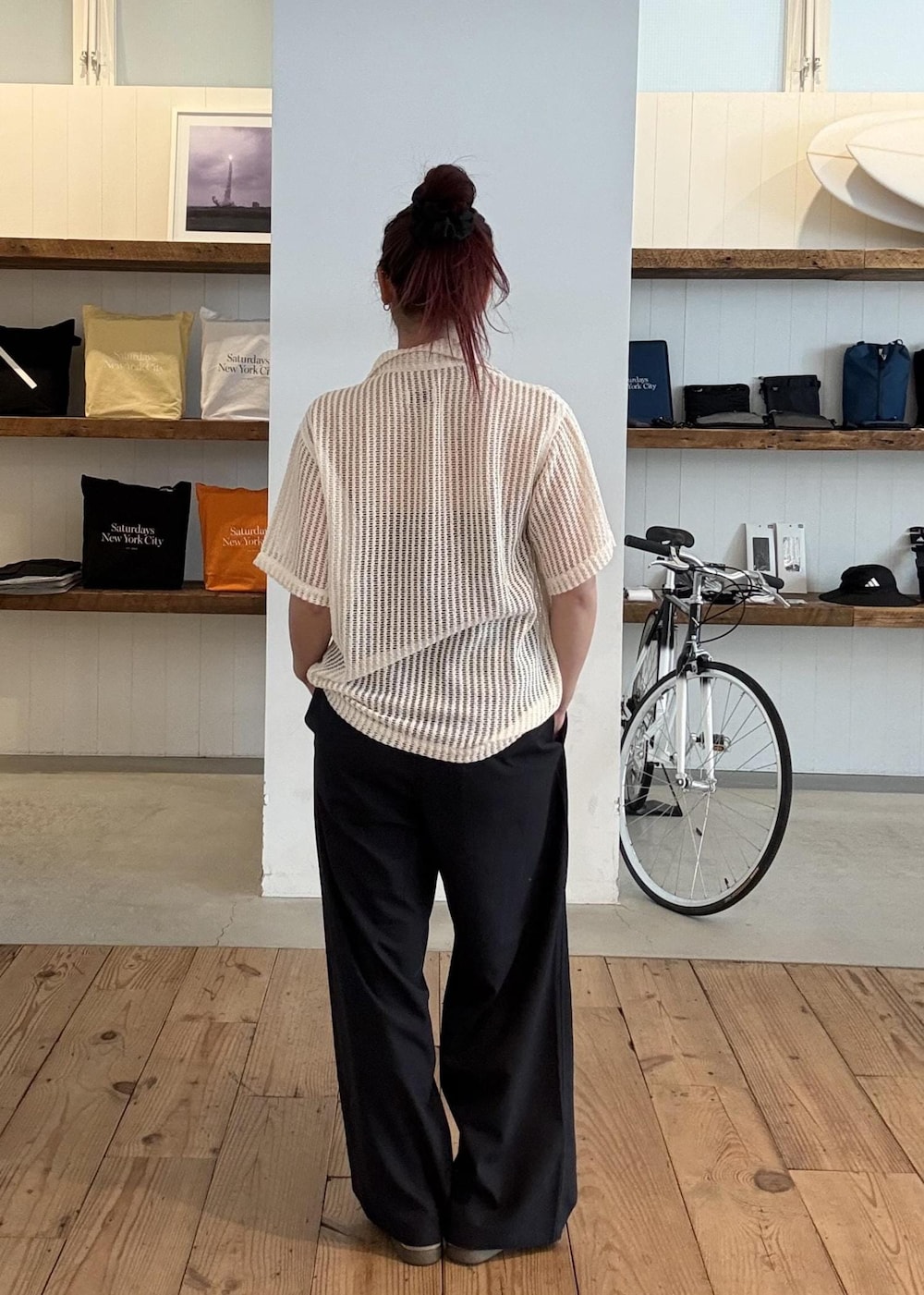 グレー系のサングラスを着用したレディースの春コーディネートの4枚目の写真