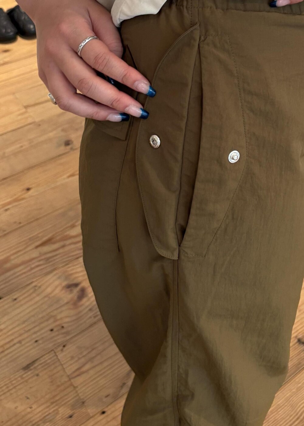 ホワイト系のシャツ/ブラウスを着用したレディースの夏コーディネートの8枚目の写真