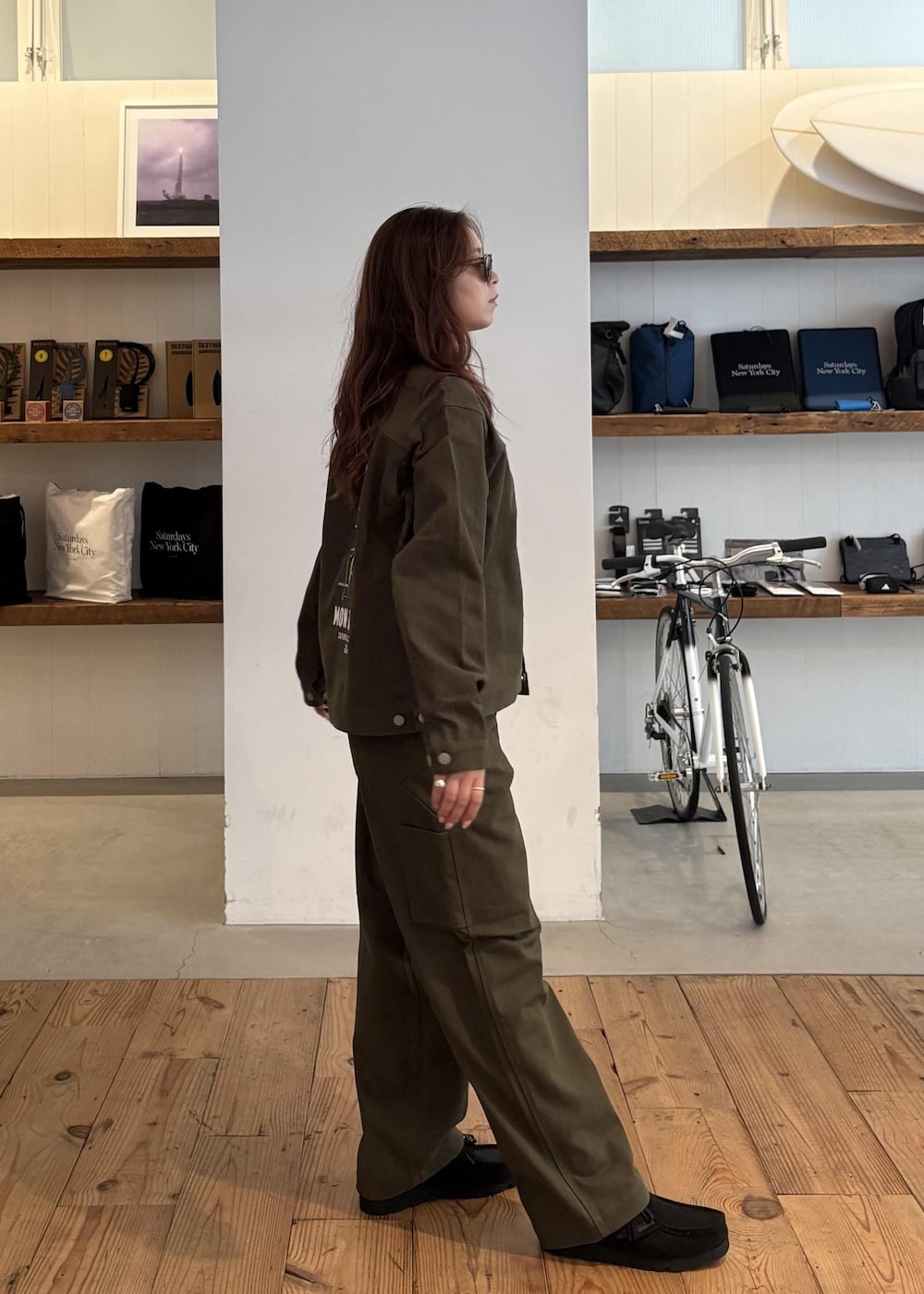 ブラック系のスニーカー、グリーン系のその他パンツ、ブラウン系のベルトを着用したレディースの秋コーディネートの5枚目の写真