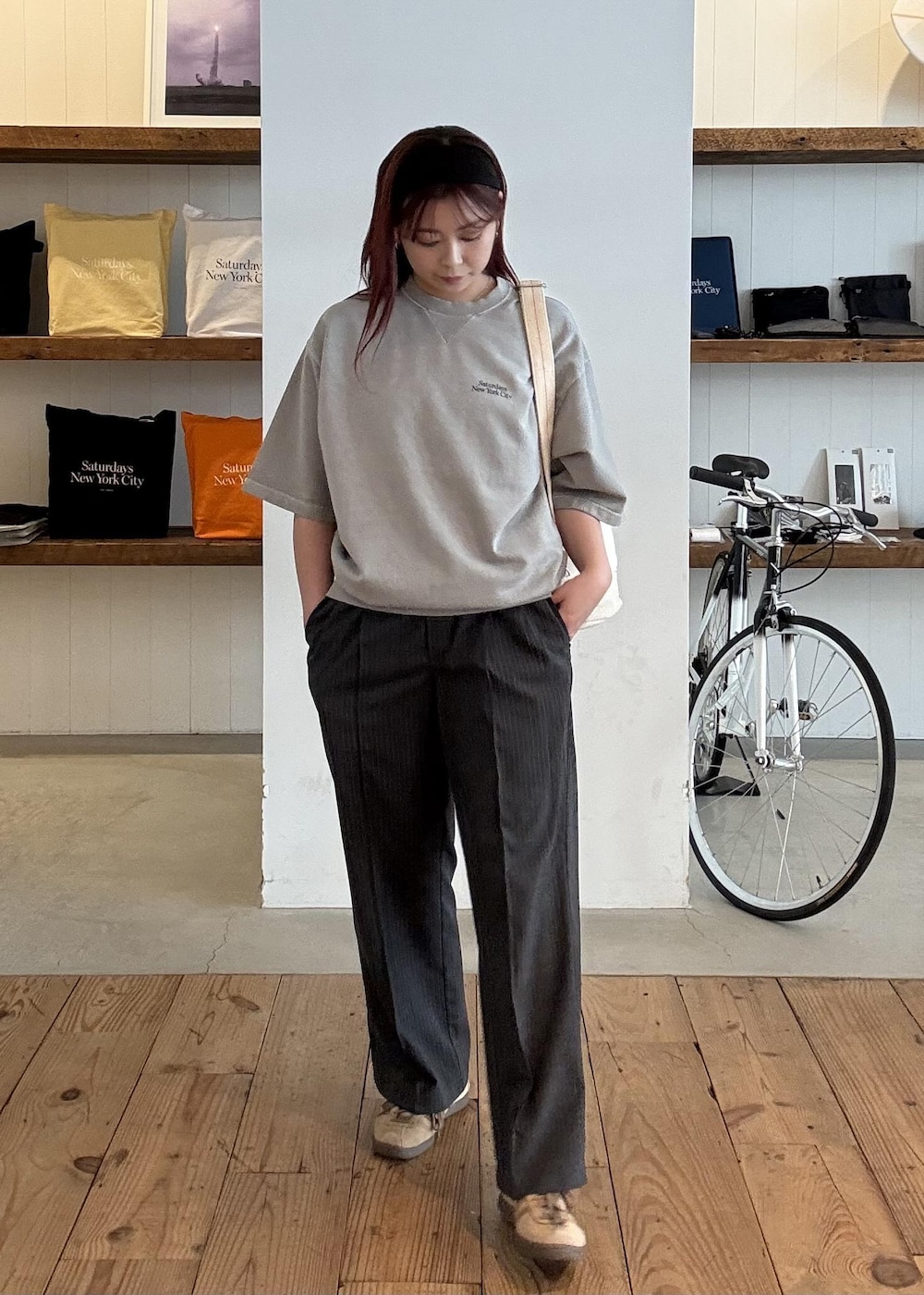 グレー系のスラックスを着用したレディースの春コーディネートの7枚目の写真