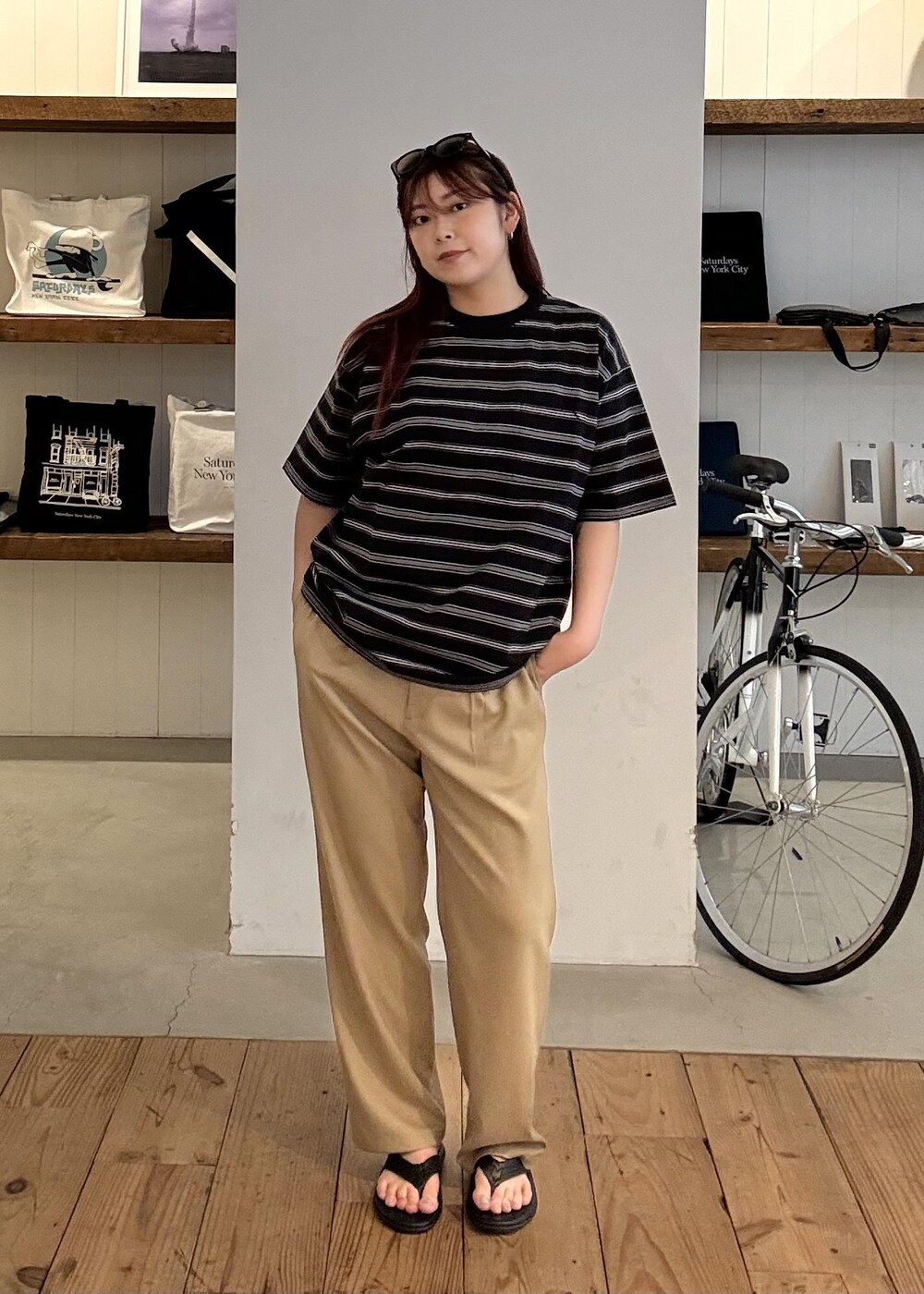 ブラック系のサングラスを着用したレディースの春コーディネートの4枚目の写真