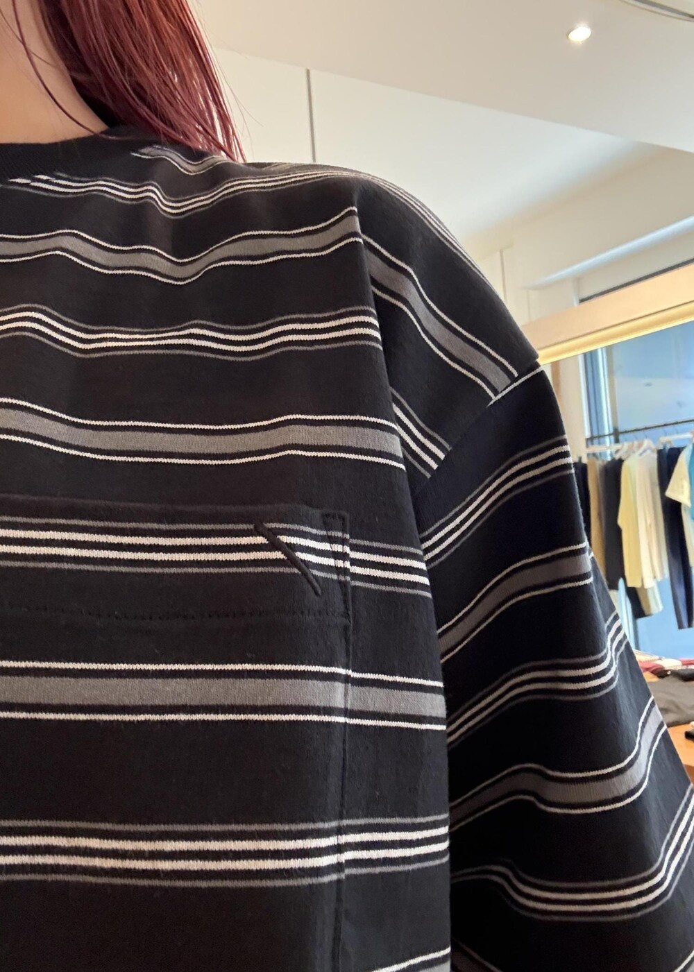 ブラック系のサングラスを着用したレディースの春コーディネートの8枚目の写真