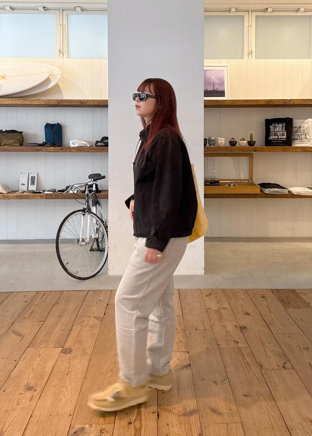 グレー系のその他パンツ、イエロー系のトートバッグ、ブラック系のその他アウターを着用したレディースの春コーディネートの2枚目の写真