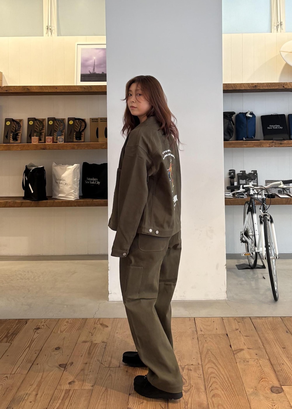 ブラック系のスニーカー、グリーン系のその他パンツ、ブラウン系のベルトを着用したレディースの秋コーディネートの3枚目の写真