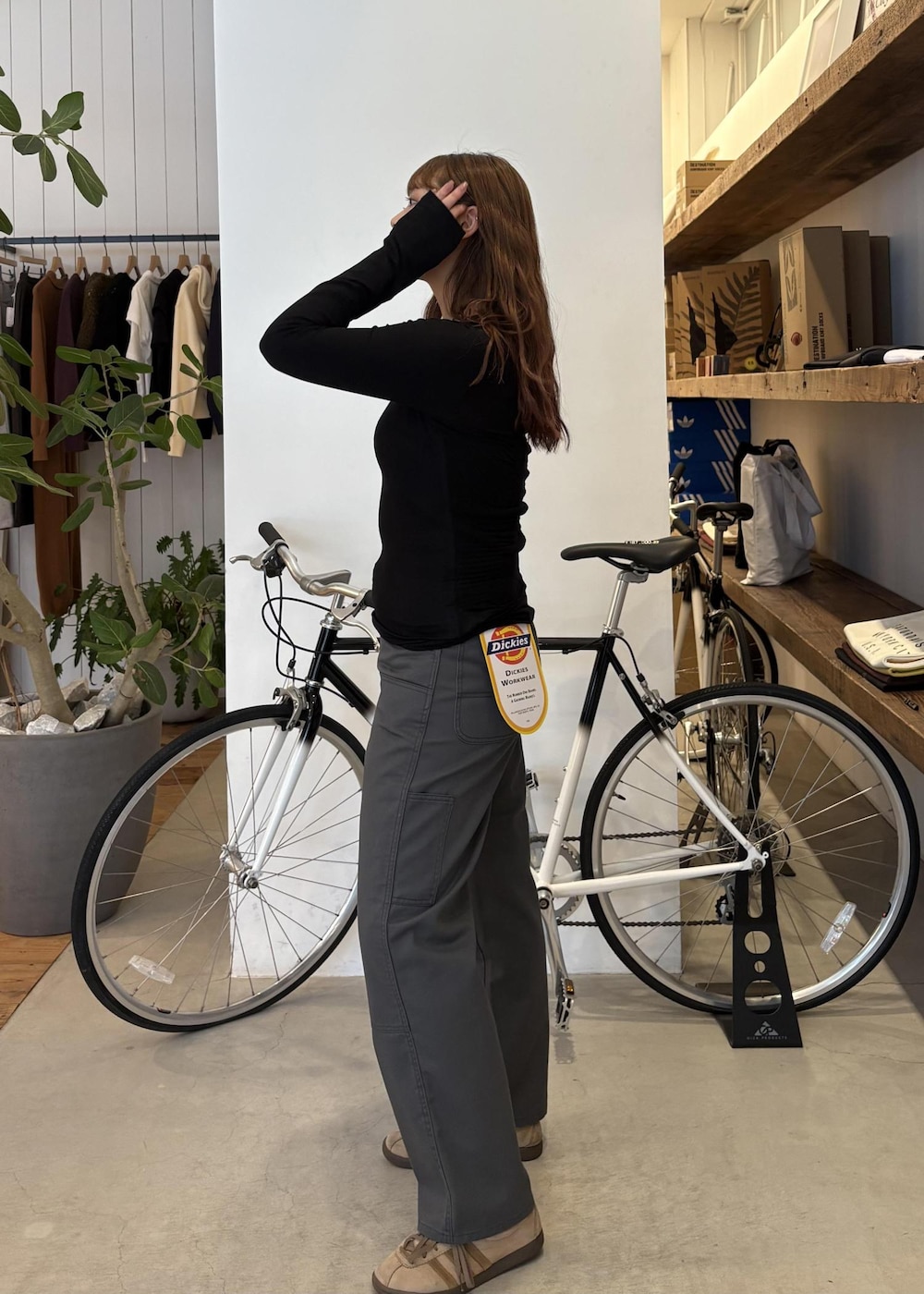 ブラック系のTシャツ/カットソー、ブラウン系のその他アウター、グレー系のその他パンツを着用したレディースの冬コーディネートの5枚目の写真