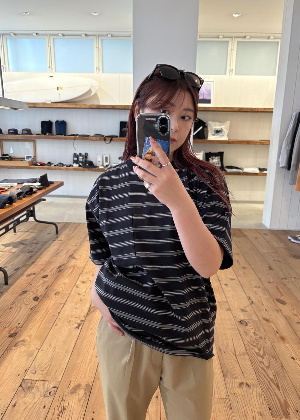 ブラック系のサングラスを着用したレディースの春コーディネートの7枚目の写真