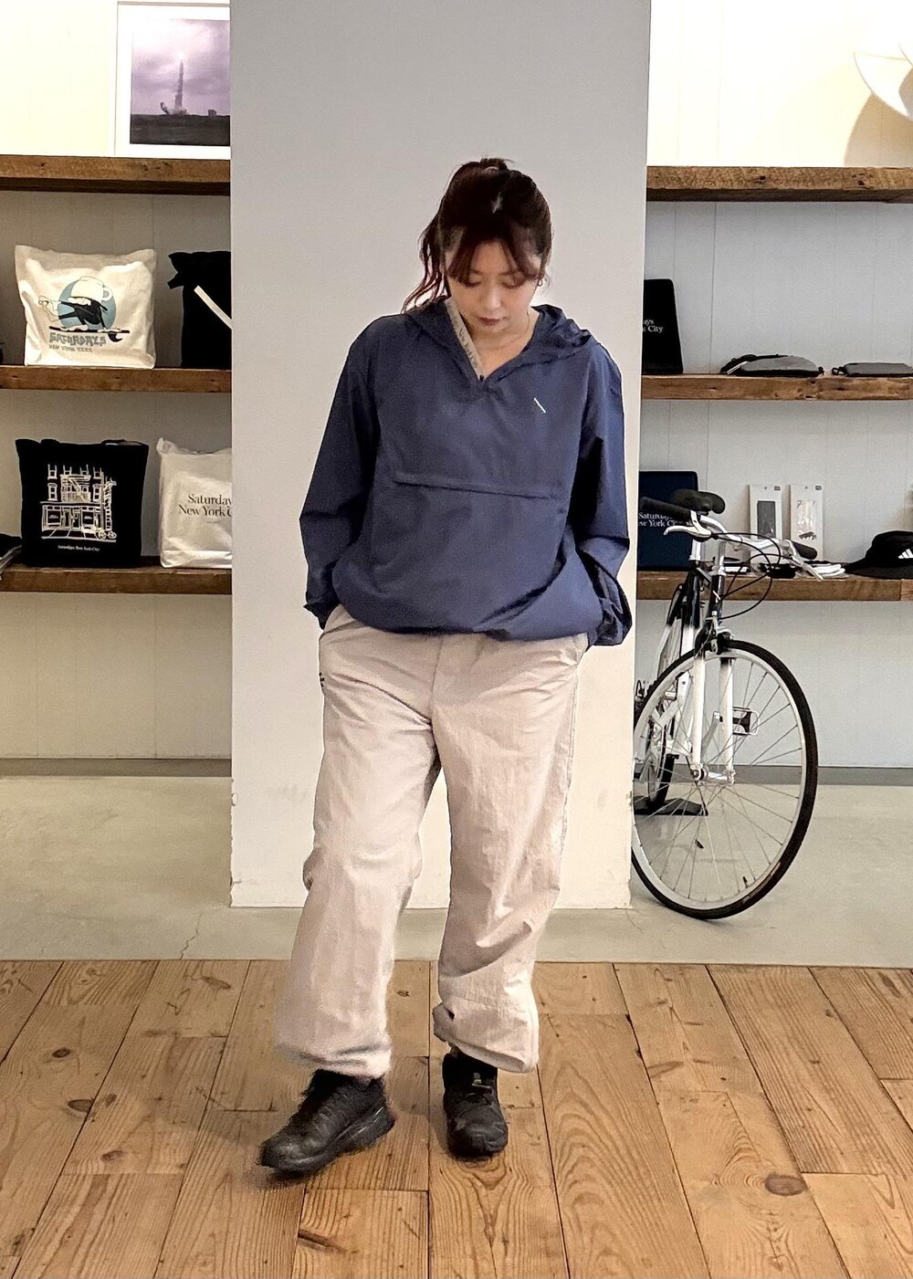 グレー系のその他パンツ、ブラック系のその他シューズを着用したレディースの春コーディネートの5枚目の写真