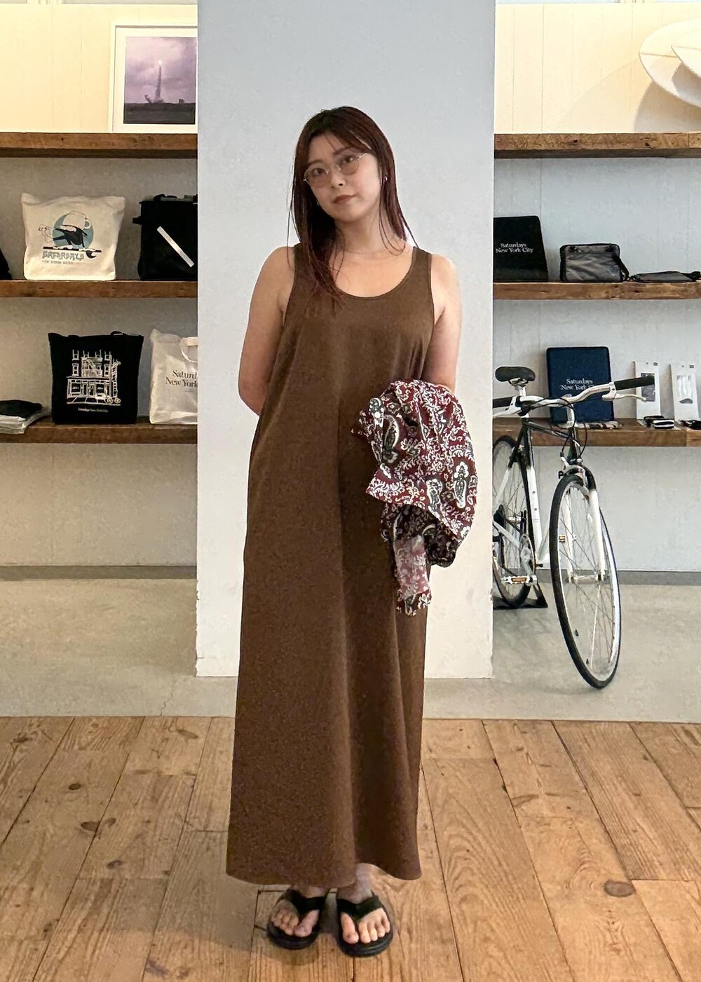 レッド系のシャツ/ブラウスを着用したレディースの夏コーディネートの6枚目の写真