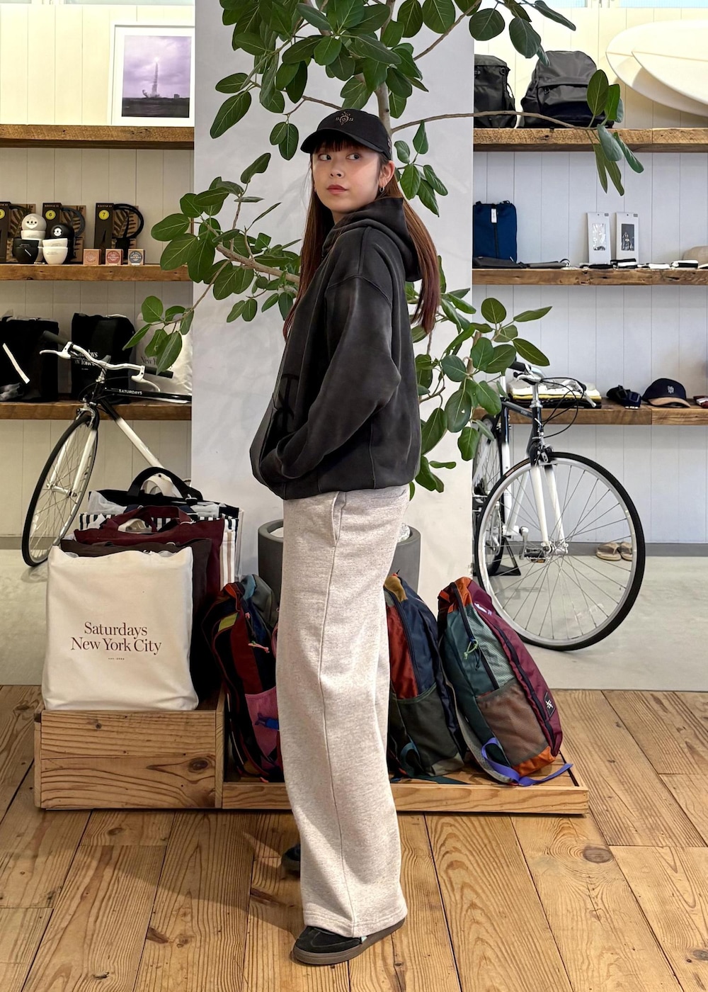 グレー系のパーカー、グレー系のスウェットパンツ、ブラック系のキャップを着用したレディースの冬コーディネートの3枚目の写真