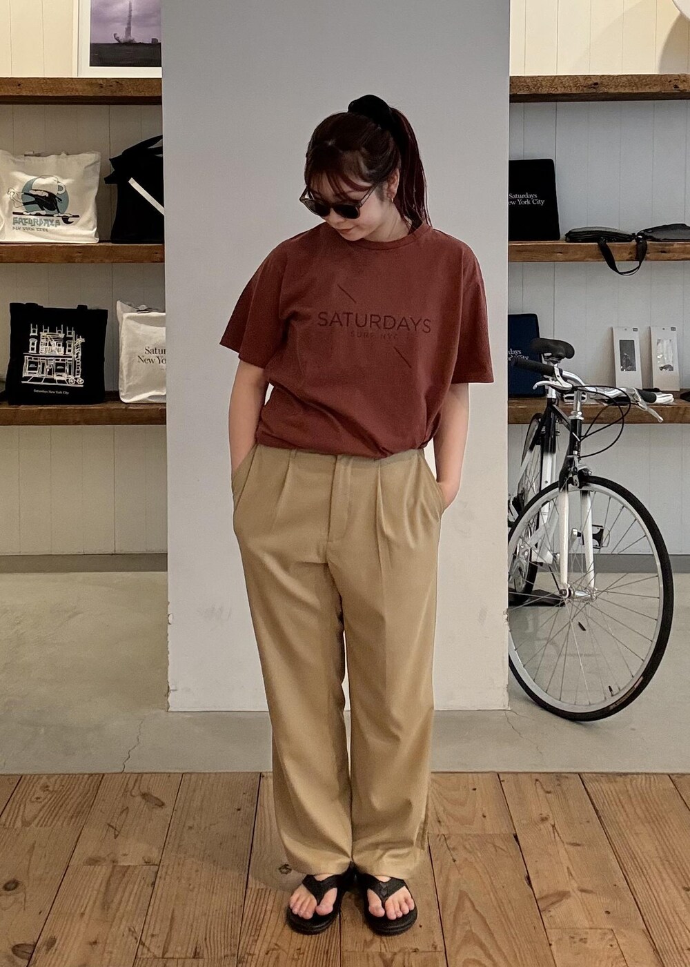レッド系のTシャツ/カットソーを着用したレディースの春コーディネートの2枚目の写真