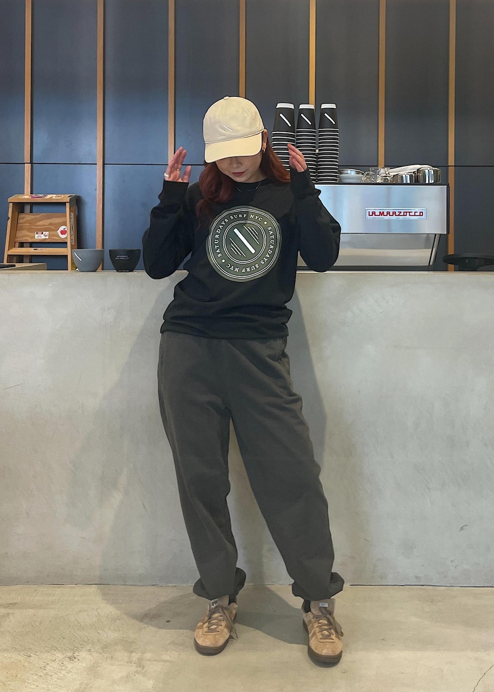 ブラック系のTシャツ/カットソー、ブラック系のその他パンツを着用したレディースの夏コーディネートの2枚目の写真