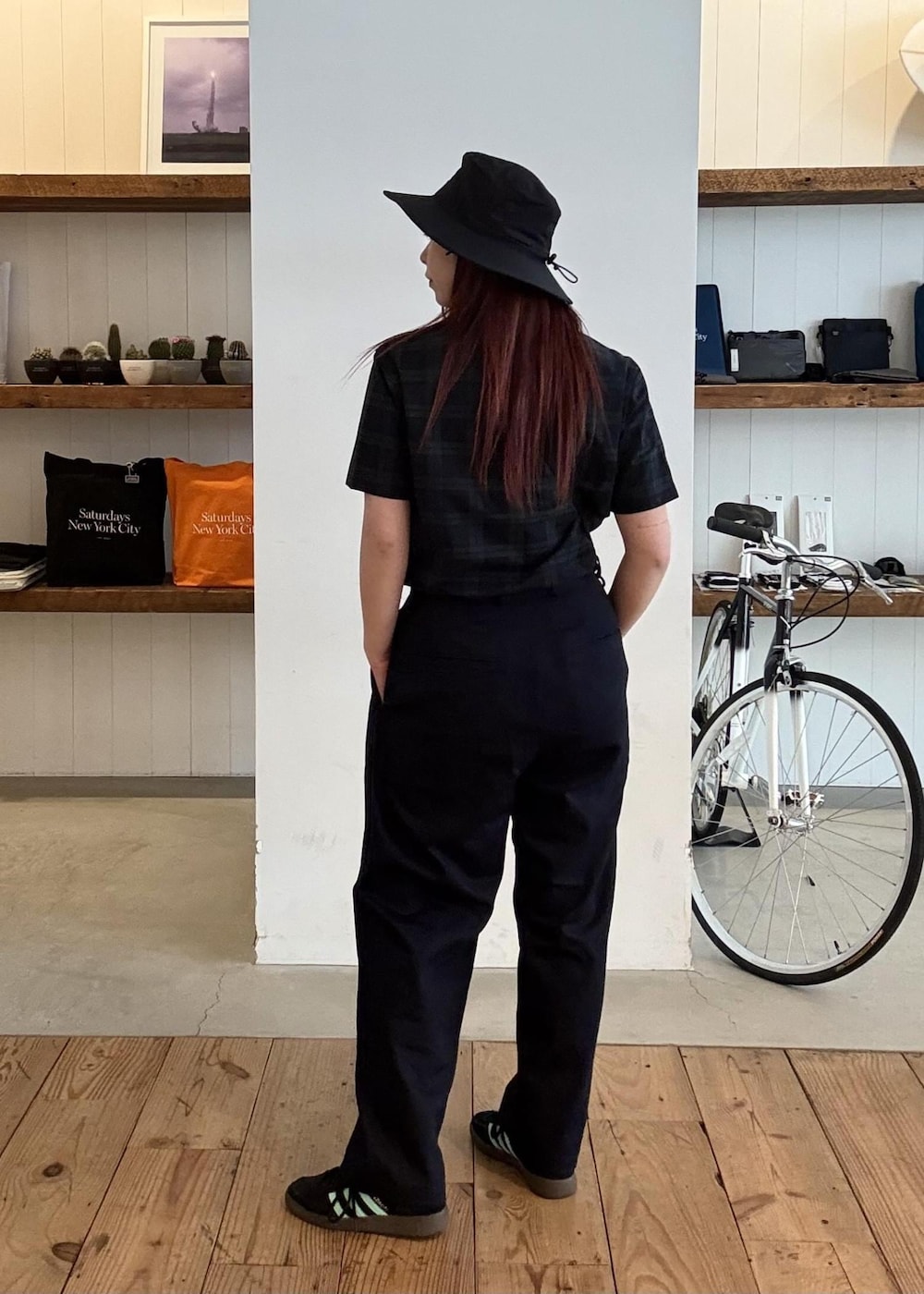 ブルー系のその他パンツを着用したレディースの春コーディネートの3枚目の写真