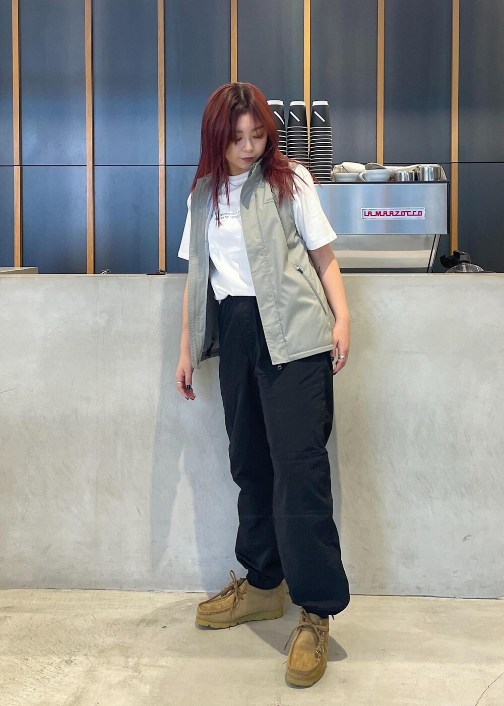 ホワイト系のTシャツ/カットソー、ブラック系のその他パンツを着用したレディースの秋コーディネートの3枚目の写真