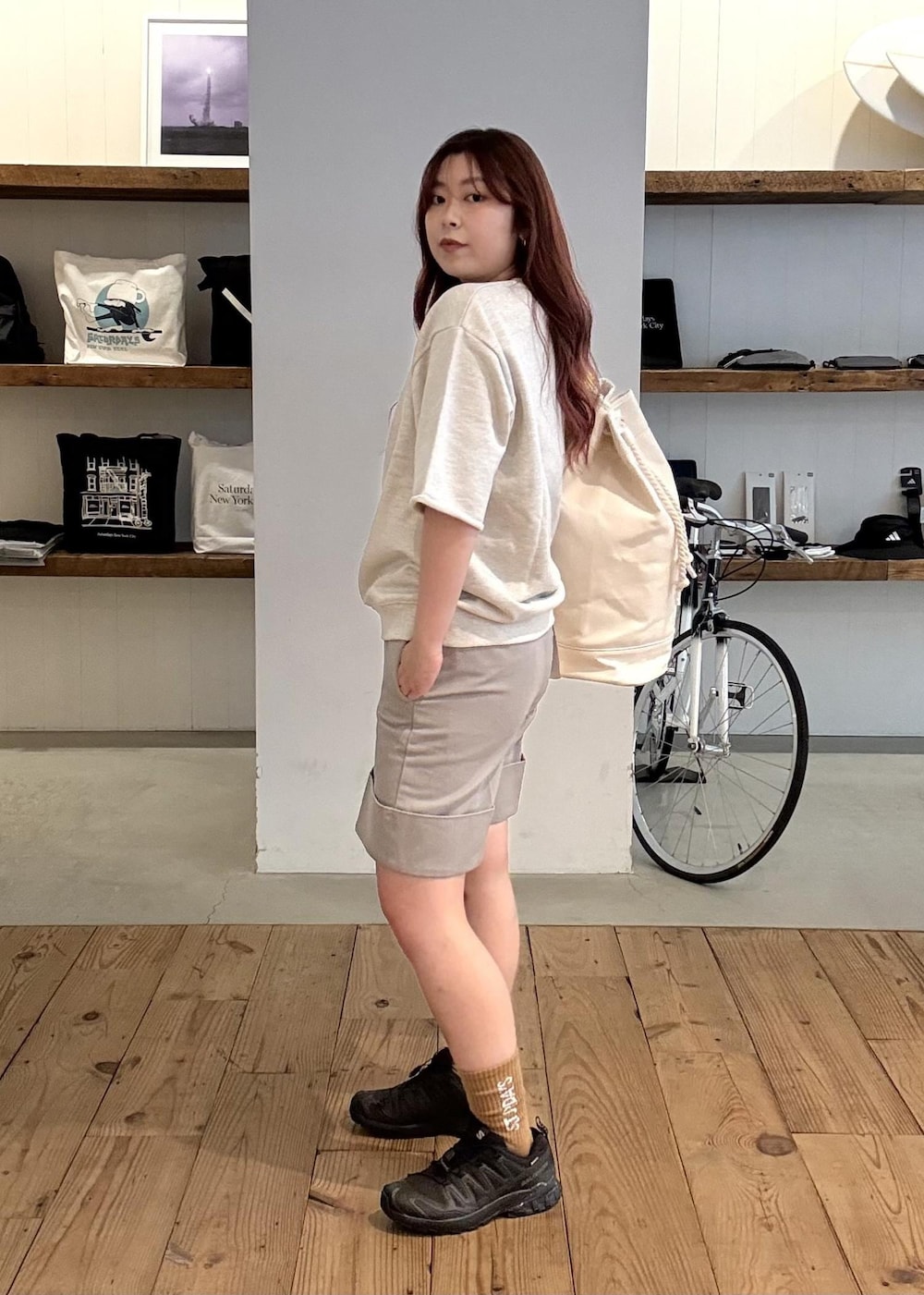 ブラック系のその他シューズ、グレー系のその他パンツ、イエロー系のソックス/靴下を着用したレディースの春コーディネートの4枚目の写真