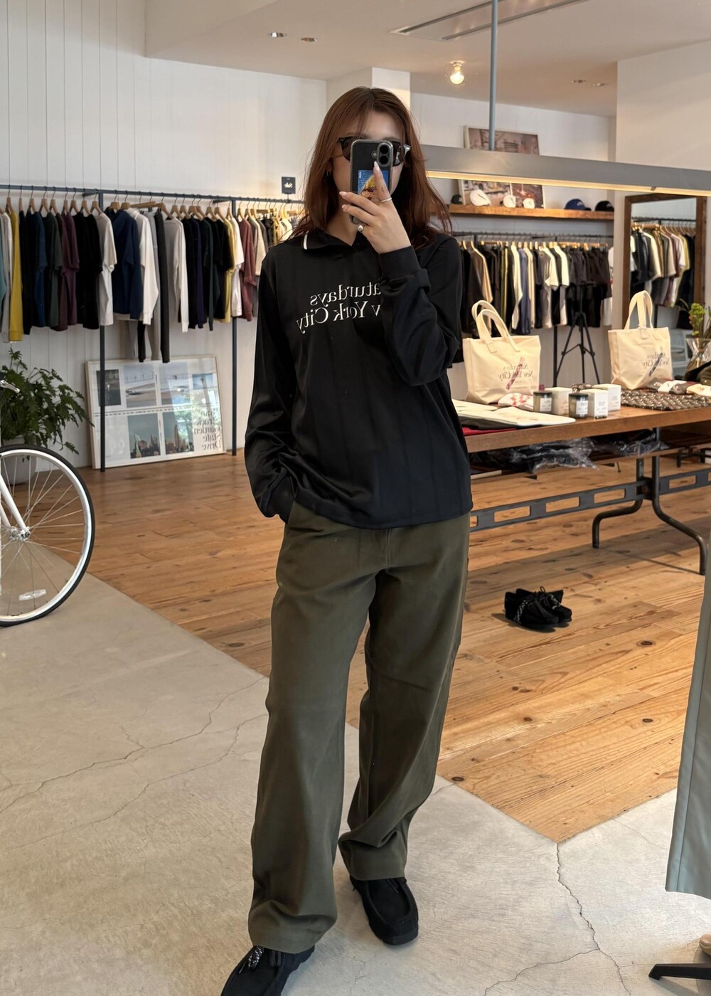 ブラック系のスニーカー、グリーン系のその他パンツ、ブラック系のサングラスを着用したレディースの秋コーディネートの7枚目の写真