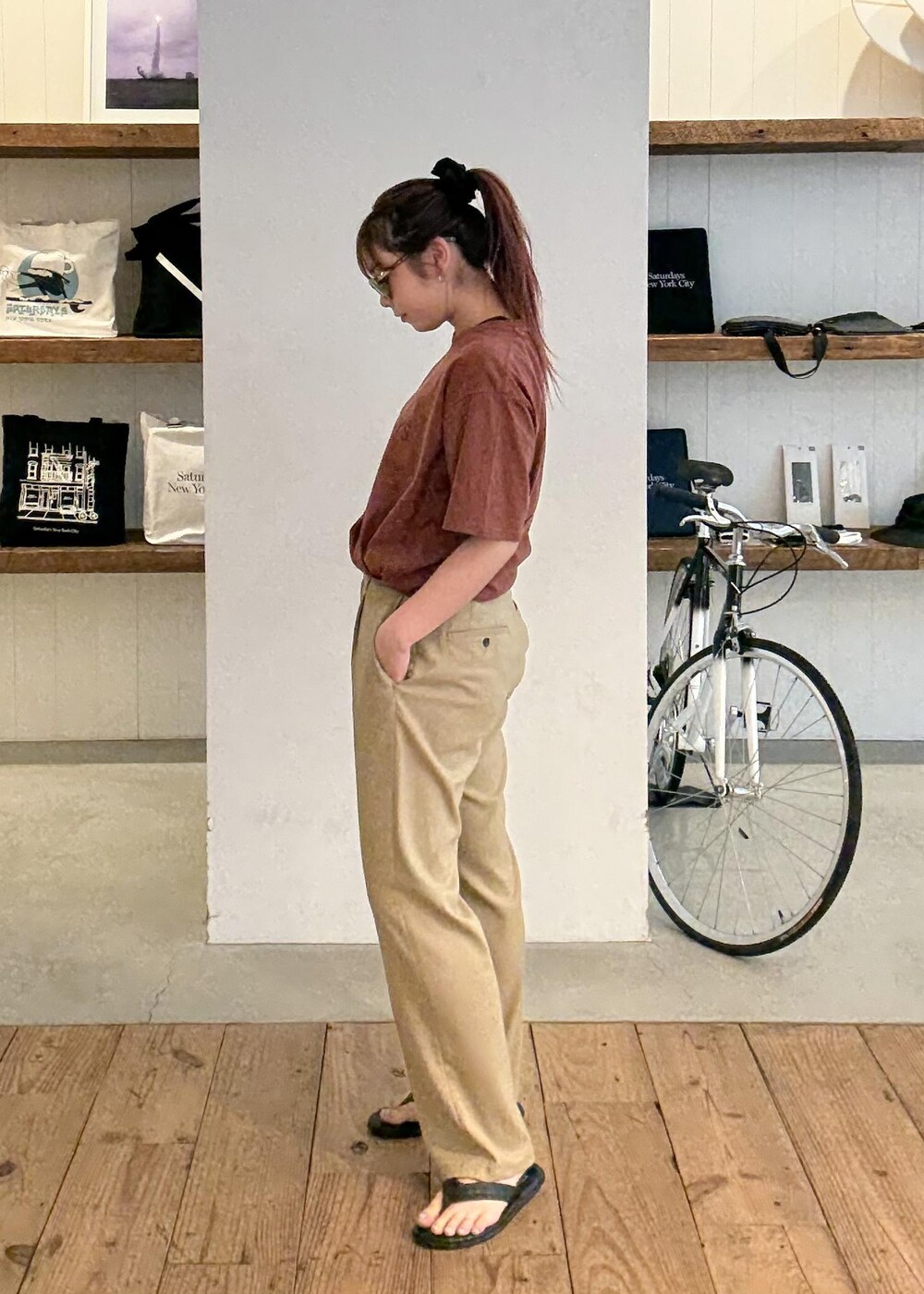 レッド系のTシャツ/カットソーを着用したレディースの春コーディネートの6枚目の写真