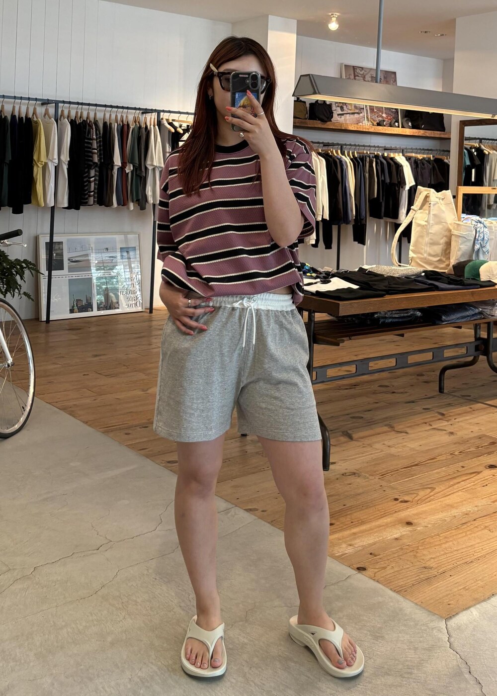 グレー系のサンダル、パープル系のTシャツ/カットソー、グレー系のその他パンツを着用したレディースの夏コーディネートの6枚目の写真