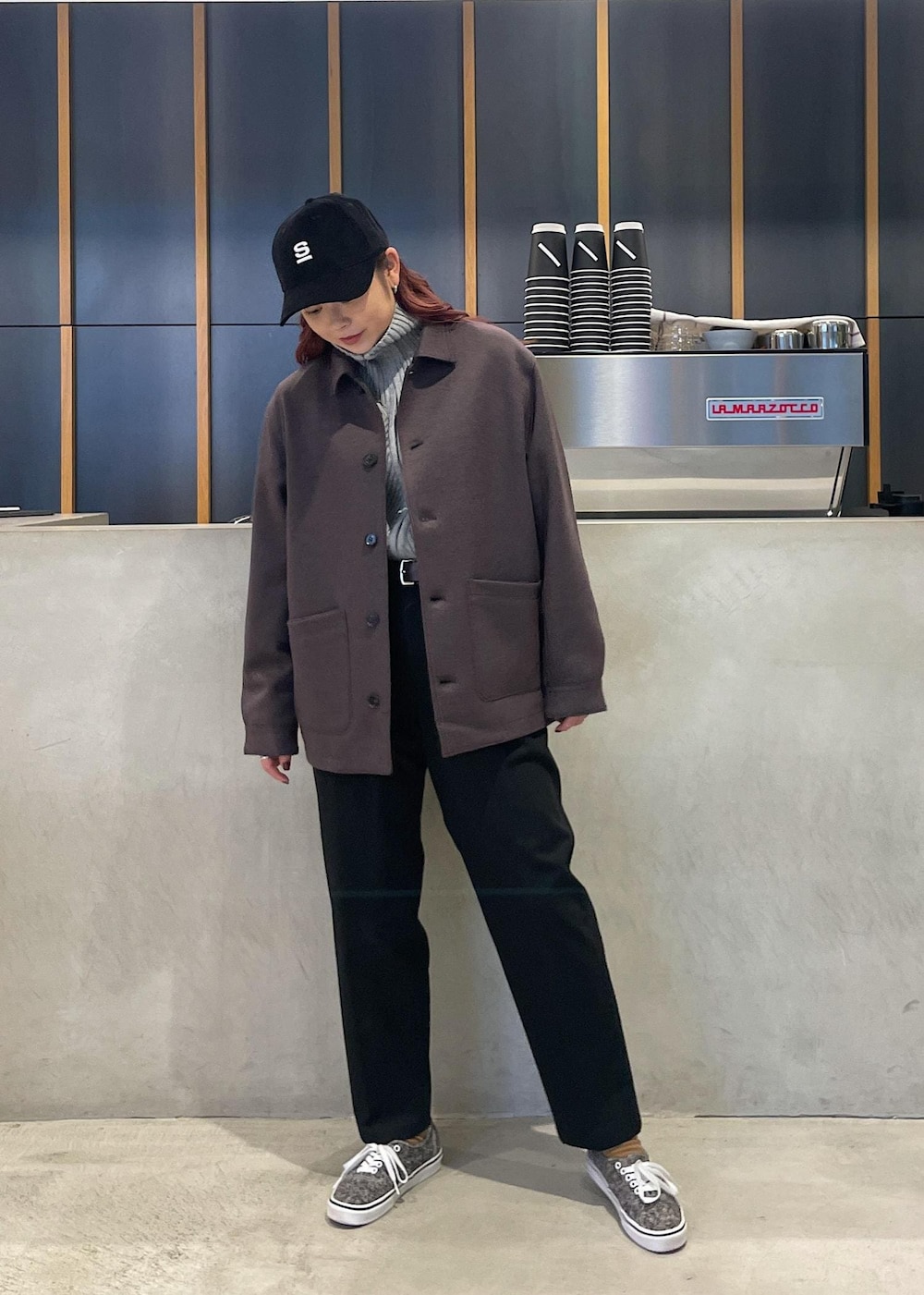 ベージュ系のカバーオール、イエロー系のソックス/靴下、ブラウン系のベルトを着用したレディースの秋コーディネートの2枚目の写真