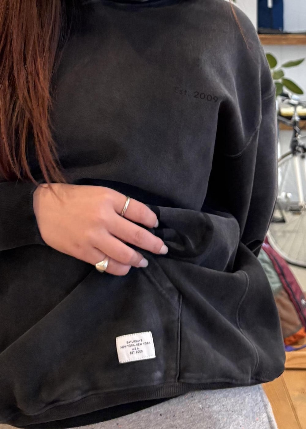 グレー系のパーカー、グレー系のスウェットパンツ、ブラック系のキャップを着用したレディースの冬コーディネートの5枚目の写真