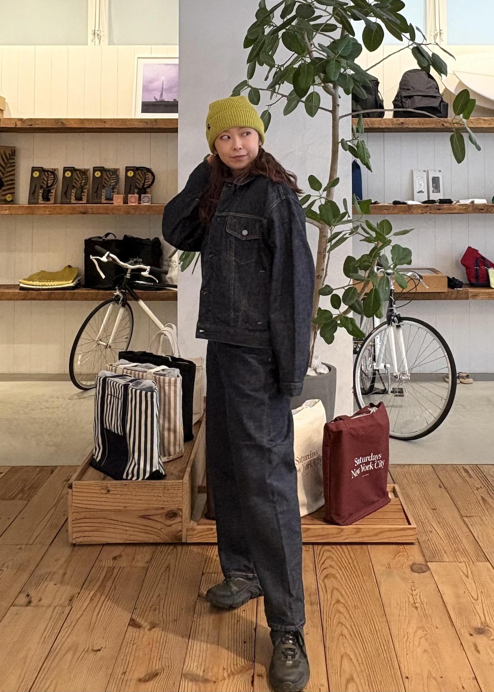 ブルー系のデニムジャケット、ブルー系のデニムパンツ、グレー系のTシャツ/カットソーを着用したレディースの冬コーディネートの2枚目の写真