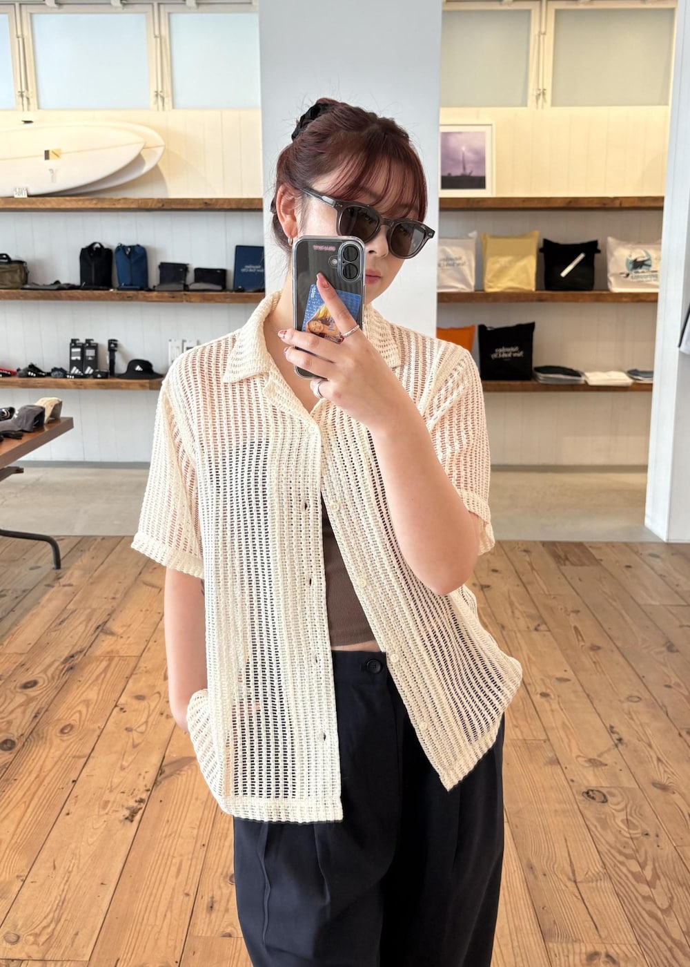 グレー系のサングラスを着用したレディースの春コーディネートの7枚目の写真