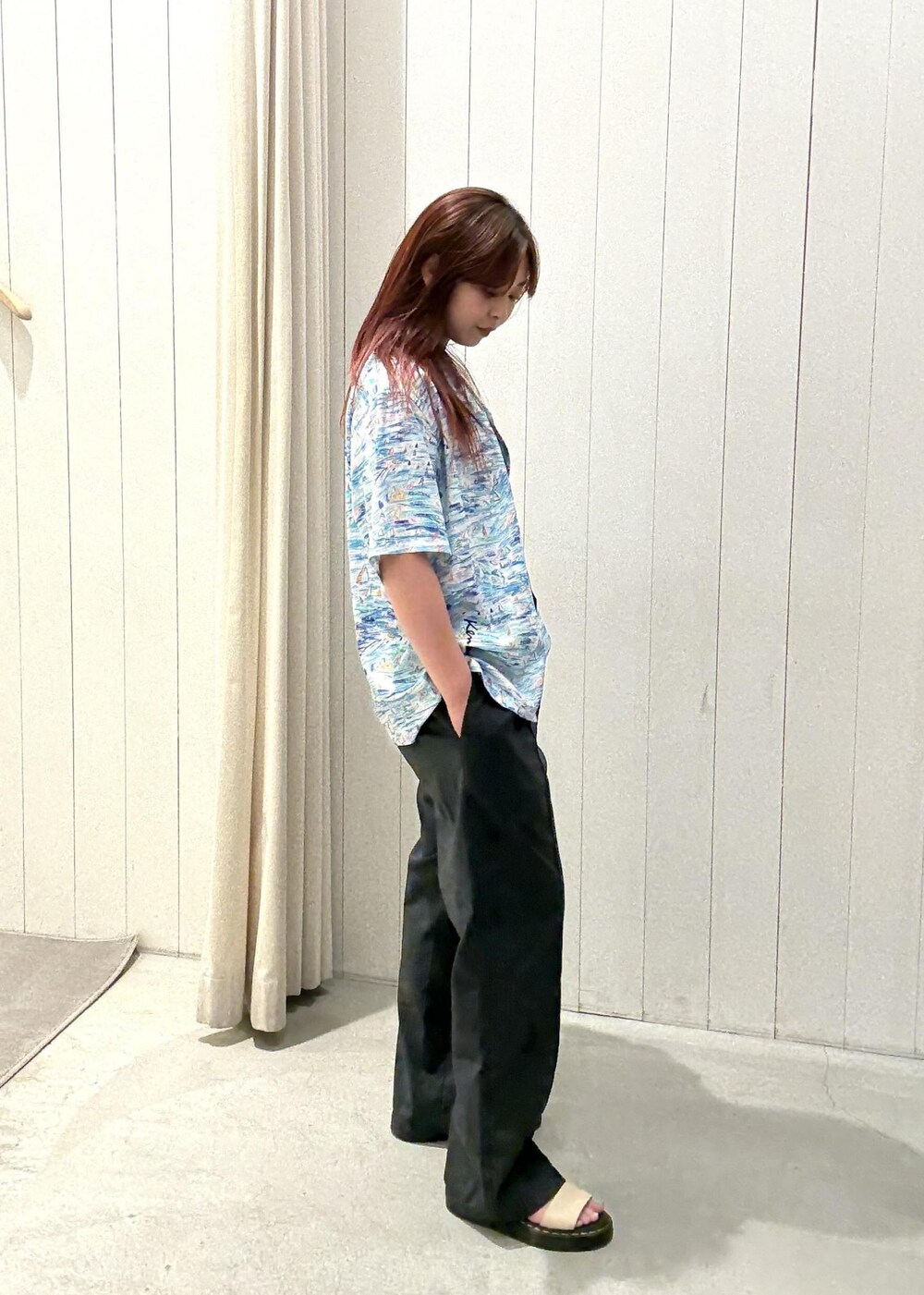 ブルー系のシャツ/ブラウスを着用したレディースの春コーディネートの6枚目の写真