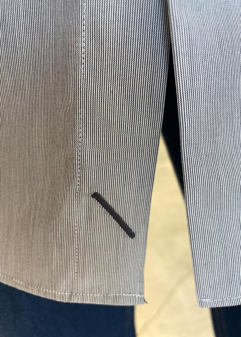 ブルー系のデニムパンツ、ブルー系のシャツ/ブラウスを着用したレディースの秋コーディネートの5枚目の写真