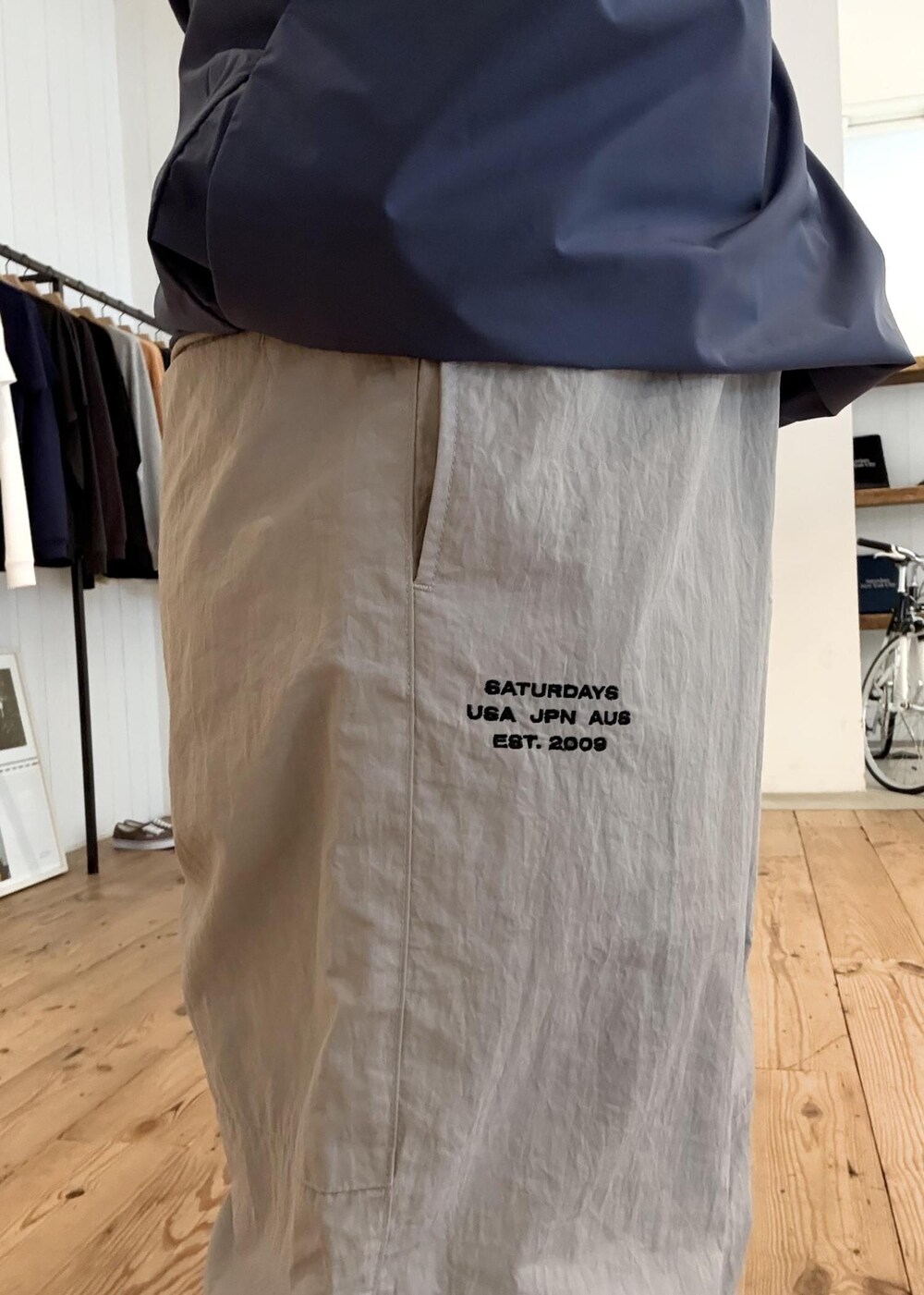 グレー系のその他パンツ、ブラック系のその他シューズを着用したレディースの春コーディネートの8枚目の写真