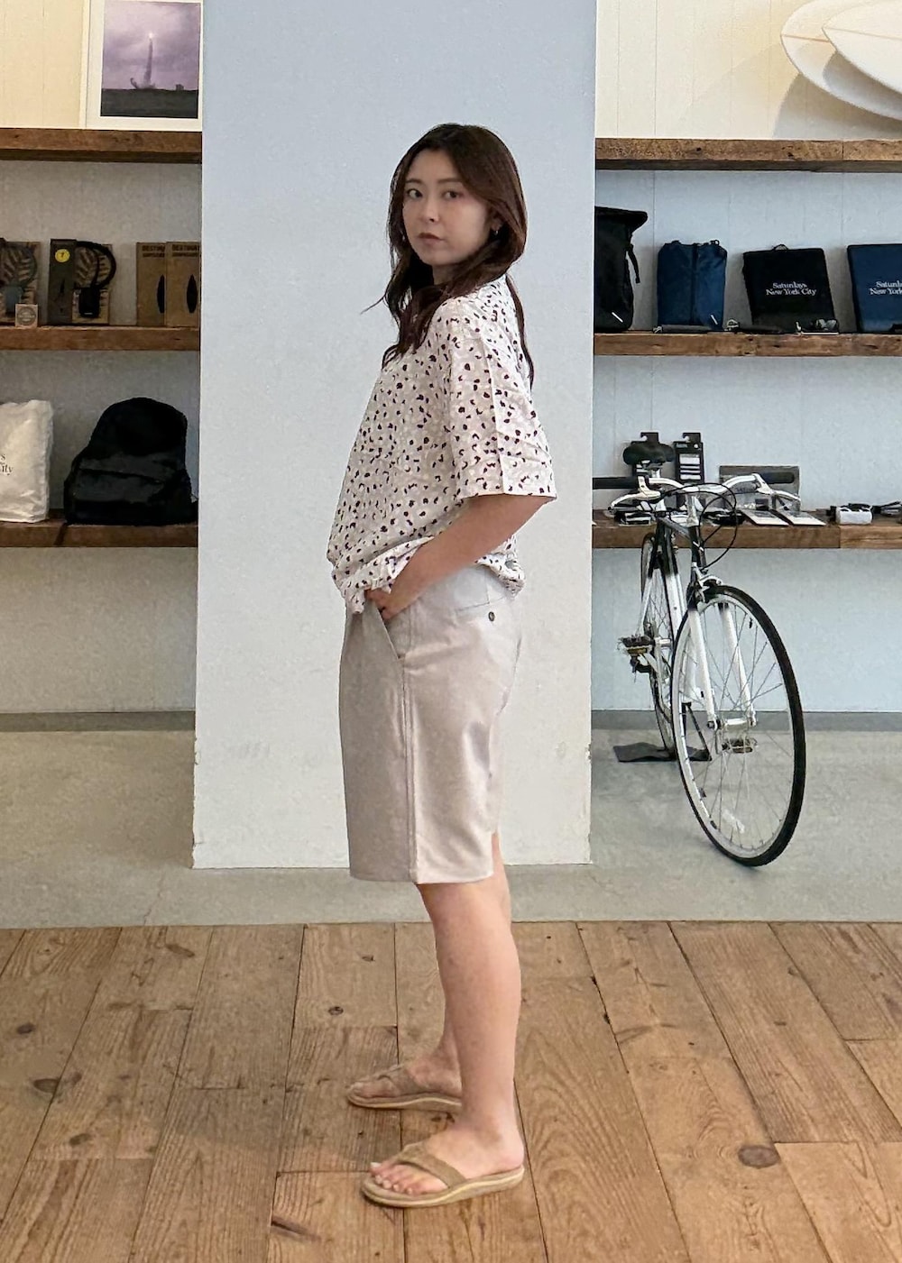 グレー系のシャツ/ブラウス、グレー系のその他パンツを着用したレディースの夏コーディネートの4枚目の写真