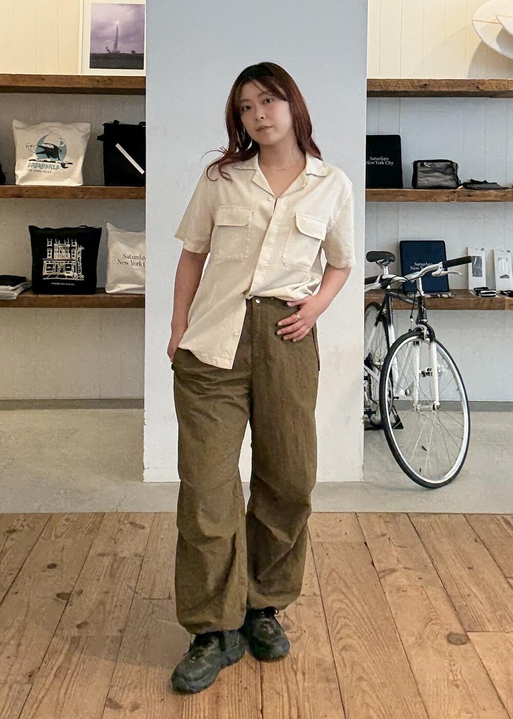 ホワイト系のシャツ/ブラウスを着用したレディースの夏コーディネートの2枚目の写真