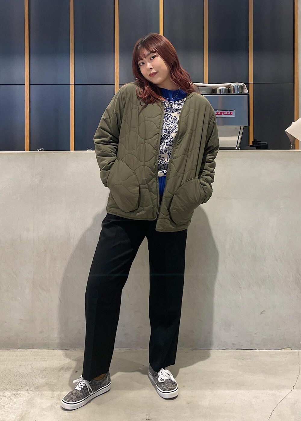 ブルー系のニット/セーター、ブラック系のその他パンツ、イエロー系のソックス/靴下を着用したレディースの秋コーディネートの4枚目の写真