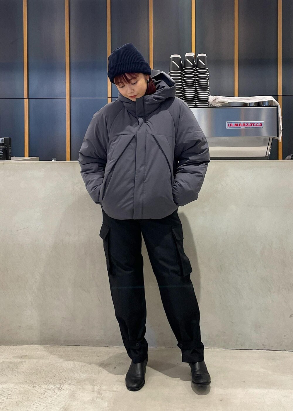 ブラック系のその他パンツ、グレー系のダウンジャケット/コート、ブルー系のニットキャップ/ビーニーを着用したレディースの秋コーディネートの3枚目の写真