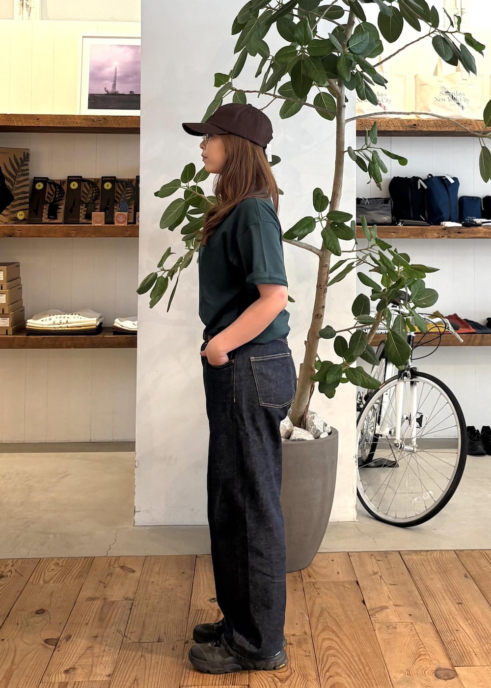 ブルー系のデニムパンツ、ブラック系のTシャツ/カットソー、ブラウン系のベルトを着用したレディースの夏コーディネートの2枚目の写真