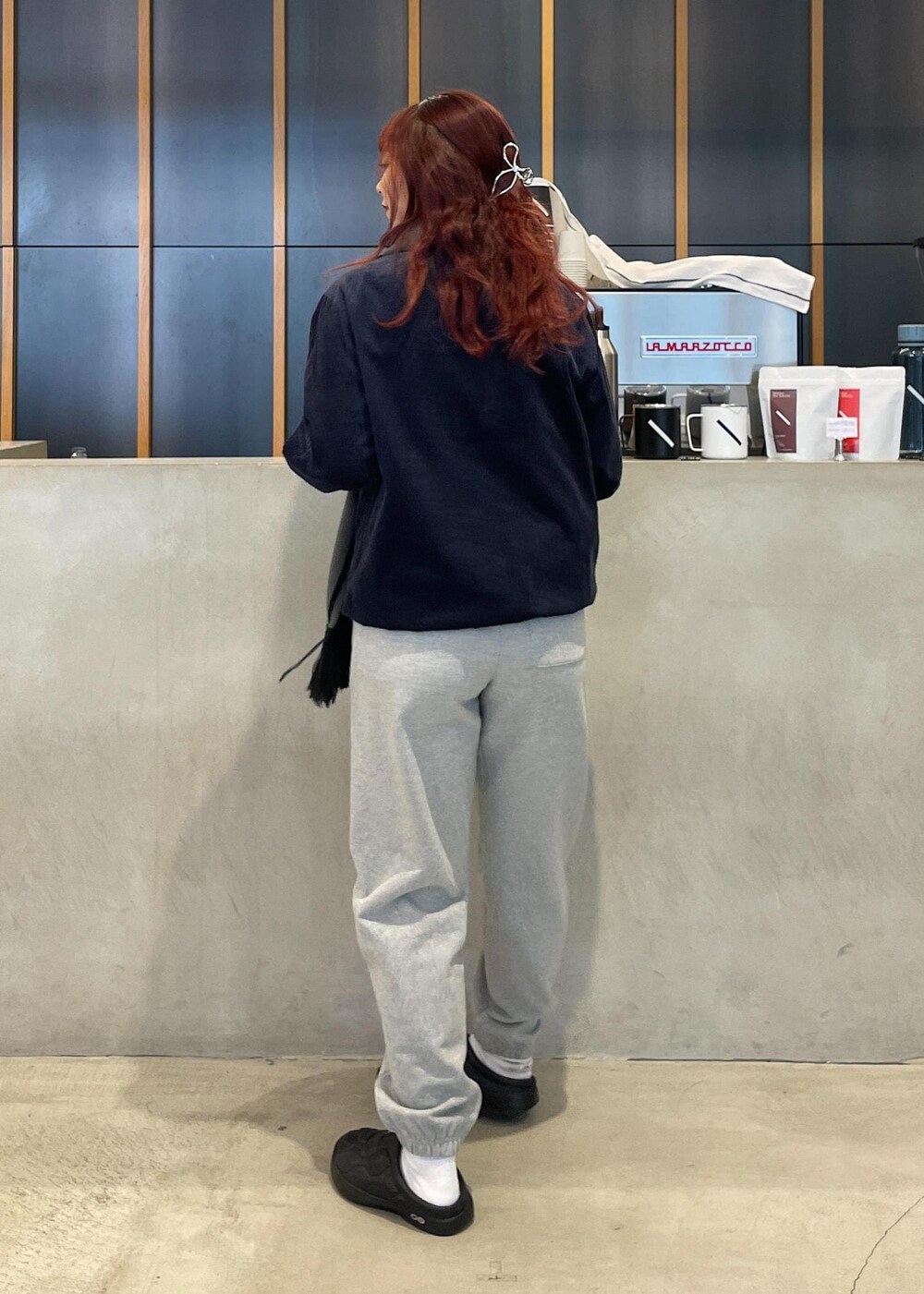 グレー系のその他パンツ、ブラック系のサンダル、ホワイト系のソックス/靴下を着用したレディースの冬コーディネートの4枚目の写真