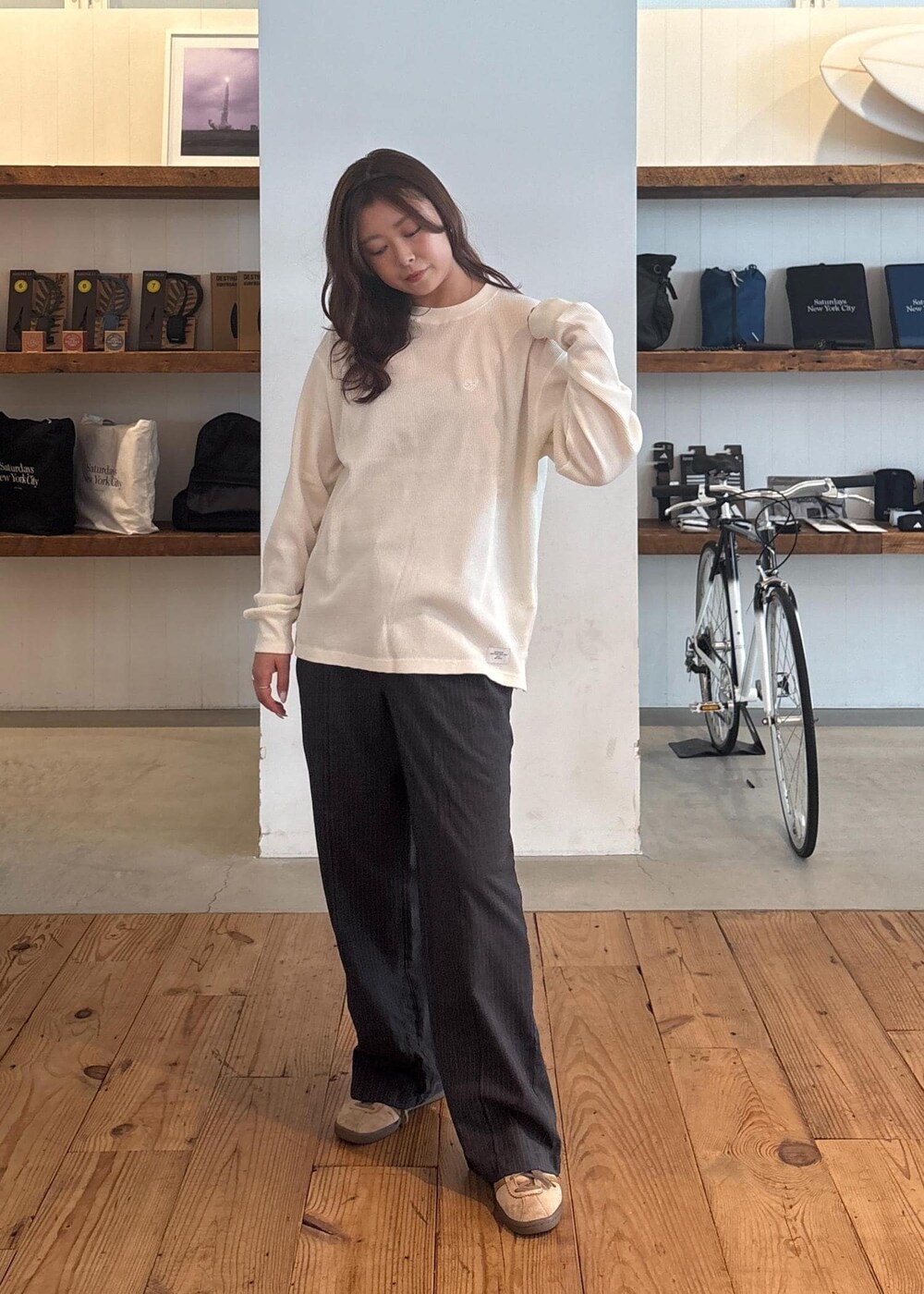 ホワイト系のTシャツ/カットソーを着用したレディースの秋コーディネートの3枚目の写真