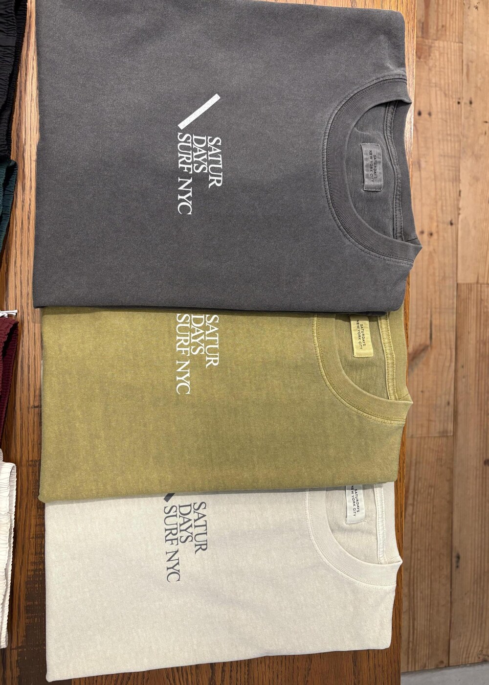 イエロー系のTシャツ/カットソー、ブラック系のその他パンツ、ベージュ系のサングラスを着用したレディースの夏コーディネートの4枚目の写真