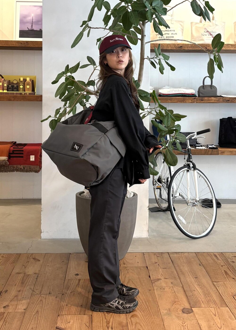 ブラック系のシャツ/ブラウス、グレー系のその他パンツ、グレー系のボストンバッグを着用したレディースの秋コーディネートの3枚目の写真