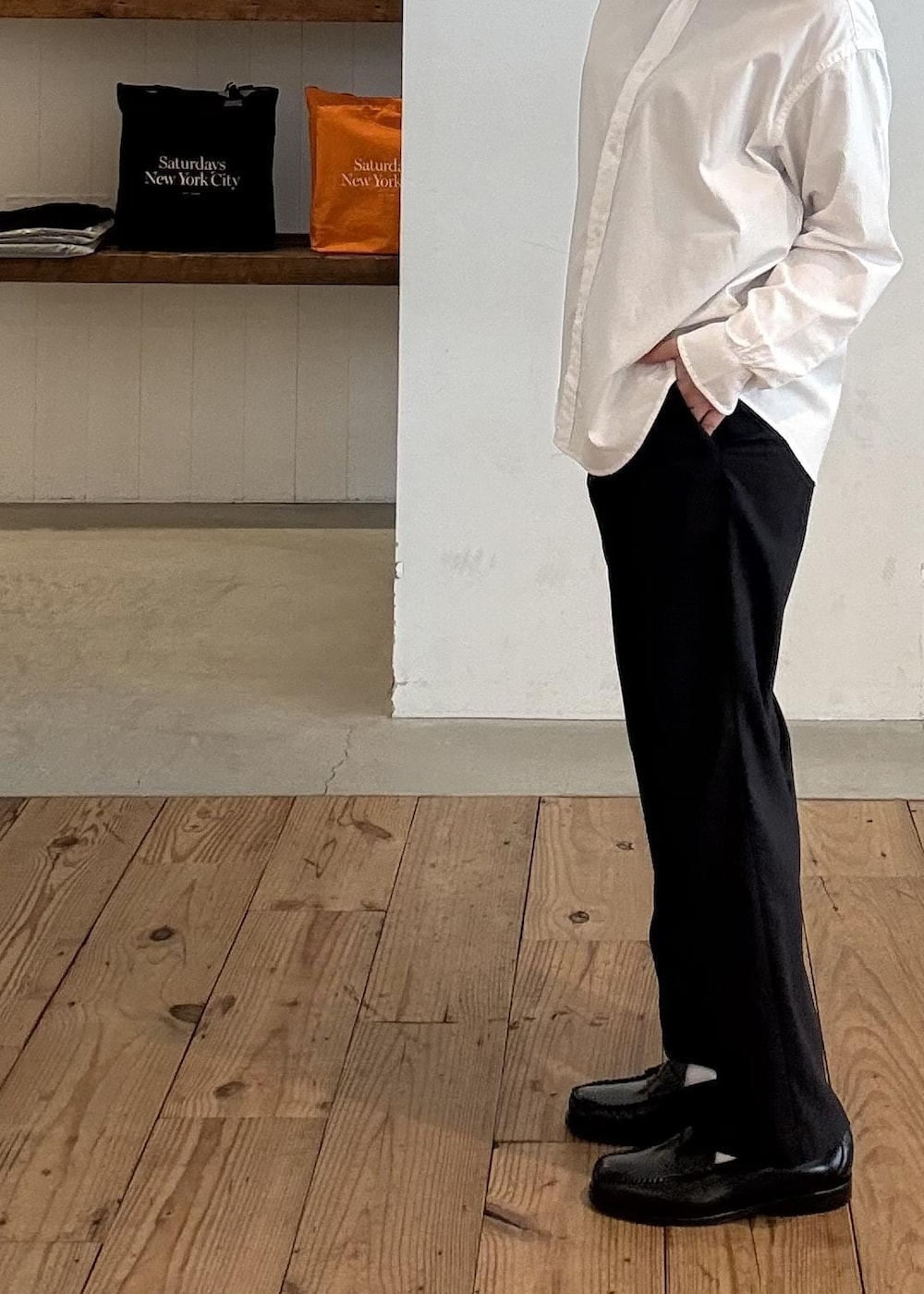 ホワイト系のシャツ/ブラウス、ブラック系のスラックスを着用したレディースの春コーディネートの6枚目の写真