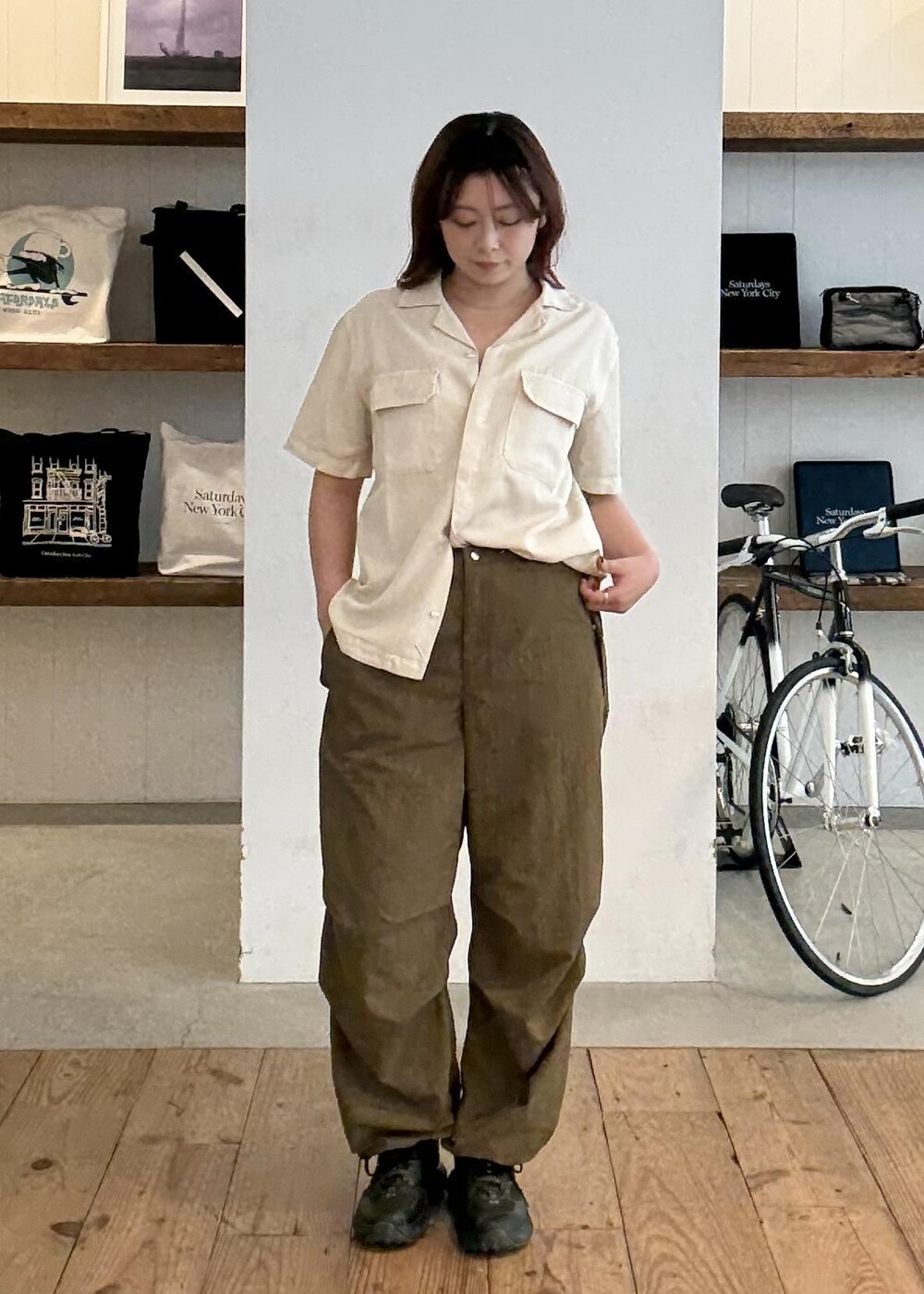 ホワイト系のシャツ/ブラウスを着用したレディースの夏コーディネートの3枚目の写真