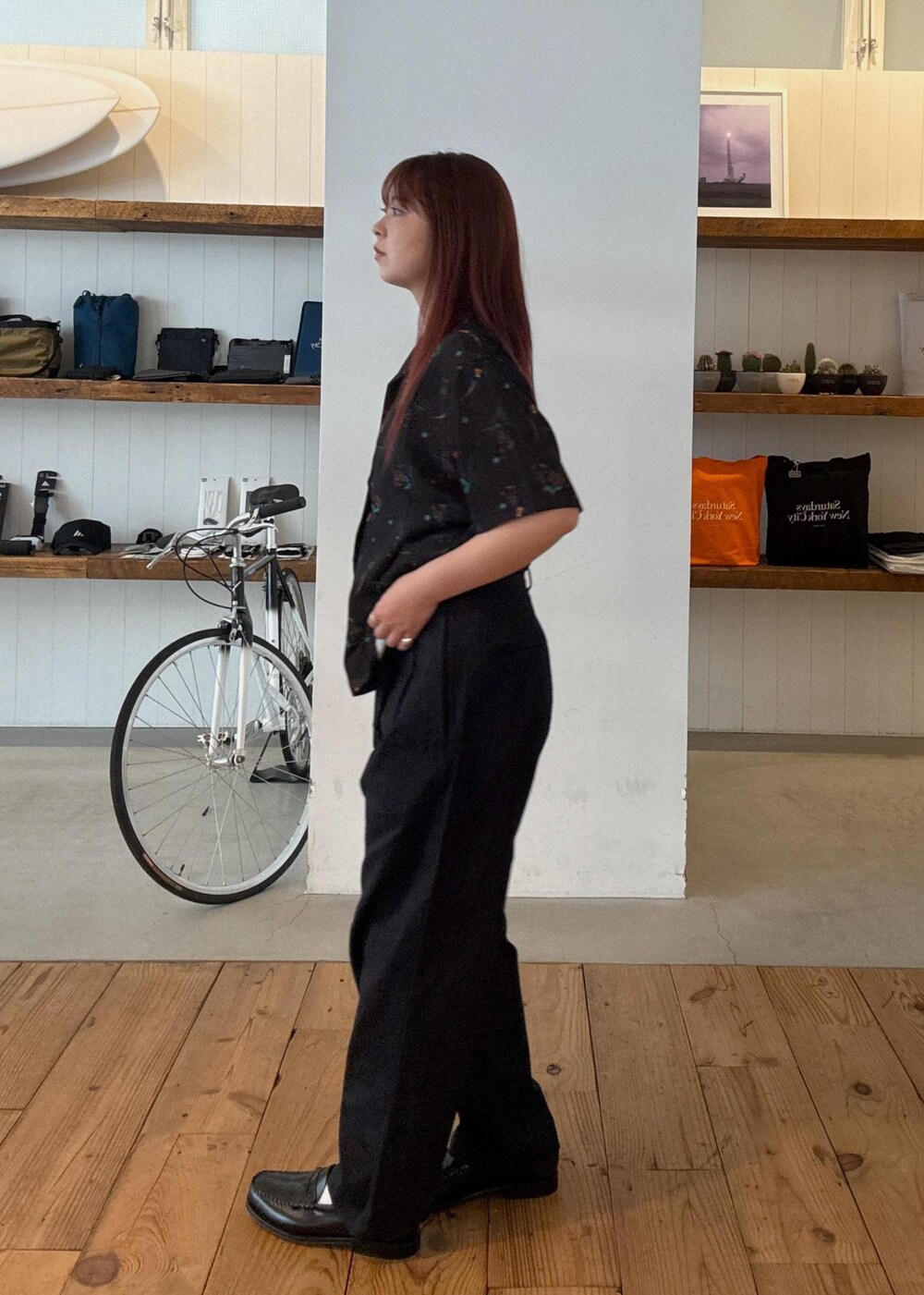 ブルー系のその他パンツ、ブラック系のシャツ/ブラウスを着用したレディースの春コーディネートの3枚目の写真