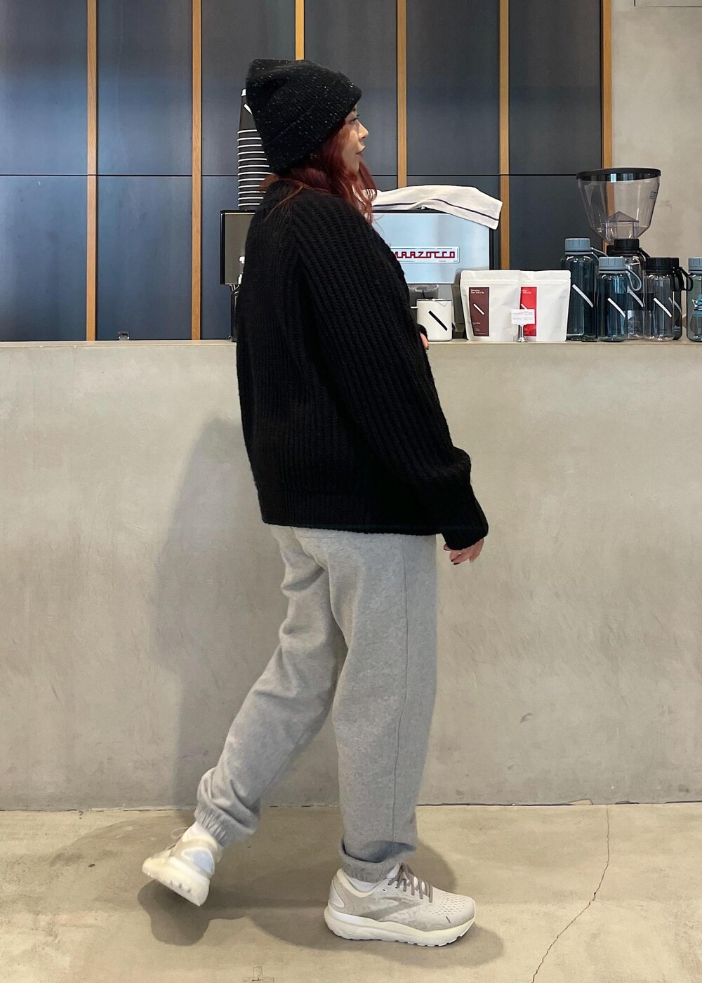 ブラック系のカーディガン/ボレロ、パープル系のニット/セーター、グレー系のその他パンツを着用したレディースの冬コーディネートの3枚目の写真