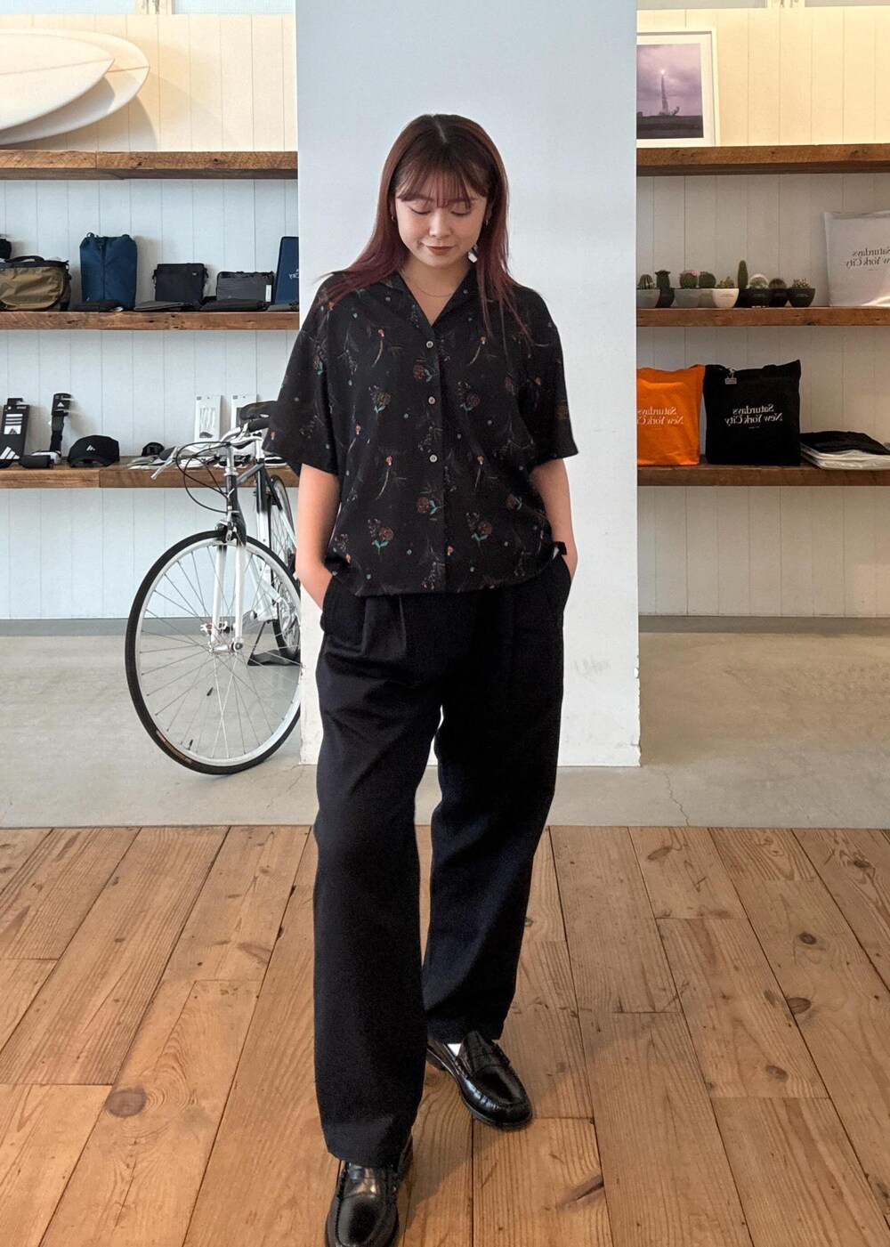 ブルー系のその他パンツ、ブラック系のシャツ/ブラウスを着用したレディースの春コーディネートの2枚目の写真