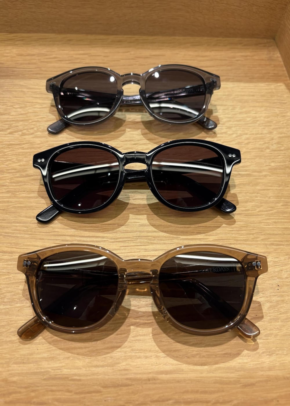 イエロー系のTシャツ/カットソー、ブラック系のその他パンツ、ベージュ系のサングラスを着用したレディースの夏コーディネートの5枚目の写真