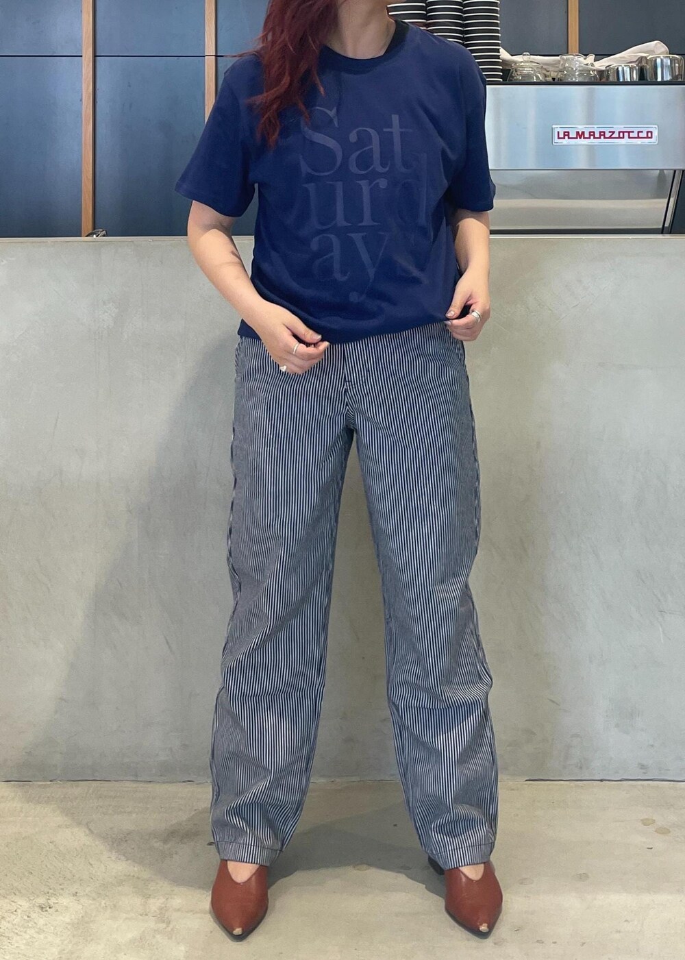 ブルー系のTシャツ/カットソー、ブルー系のその他パンツを着用したレディースの春コーディネートの2枚目の写真